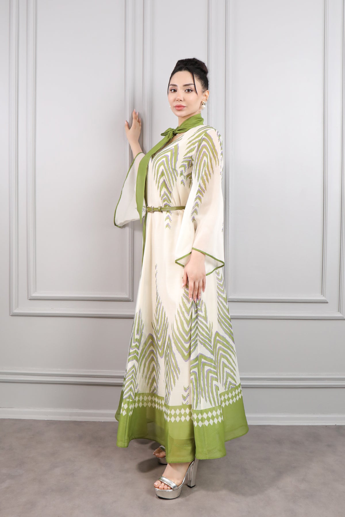 فستان شيفون مزخرف بتفاصيل ربطة عالرقبة وحزام عالخصر -زيتي