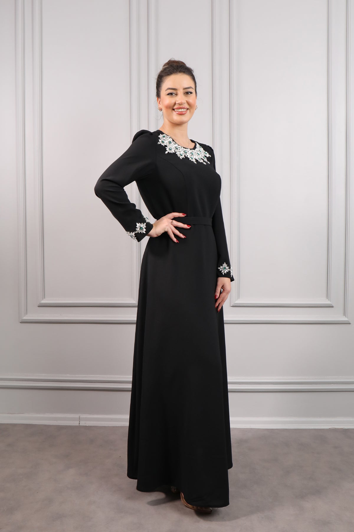 فستان سهرة حجاب مع حزام على الخصر وتفاصيل كريستال في الياقة والاكمام مقاس كبير -اسود