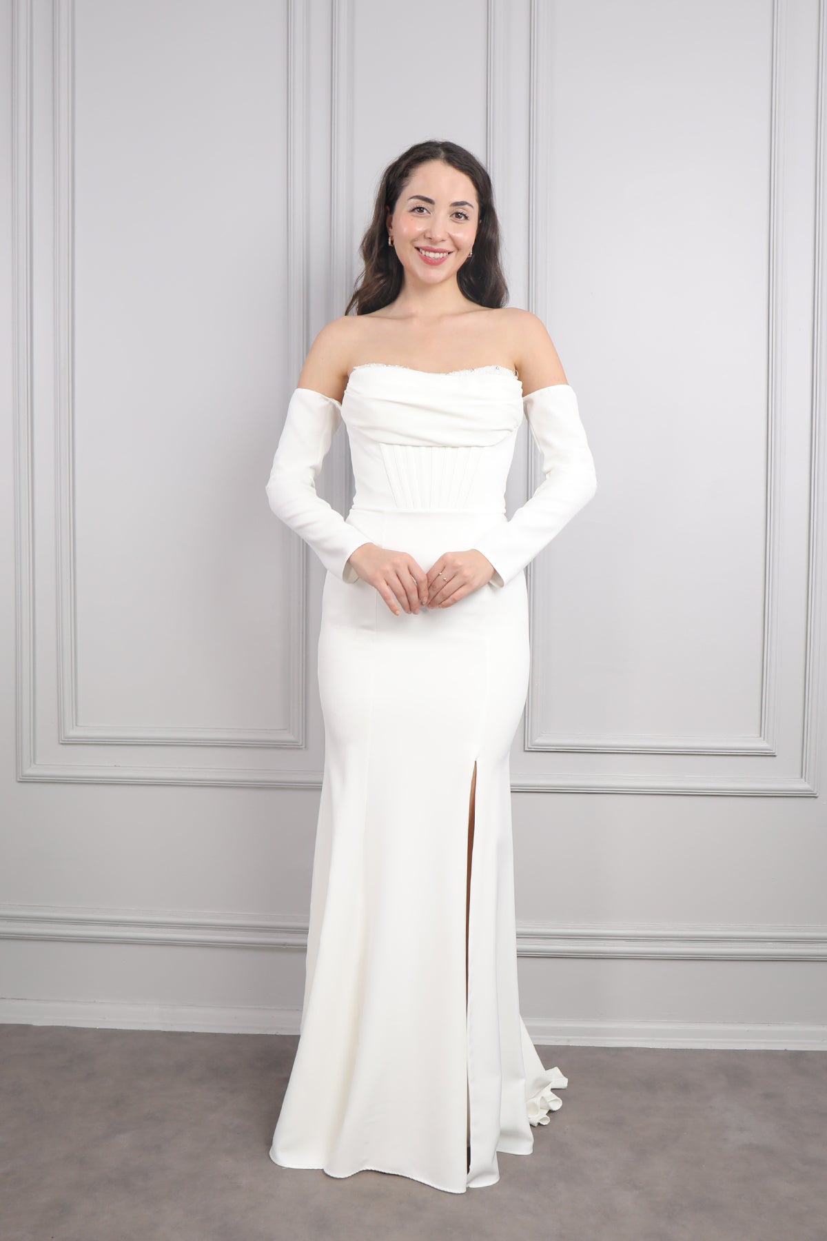 فستان سهرة سترابلس مطرز بالخرز باكمام متحركة وفتحة جانبية -ابيض