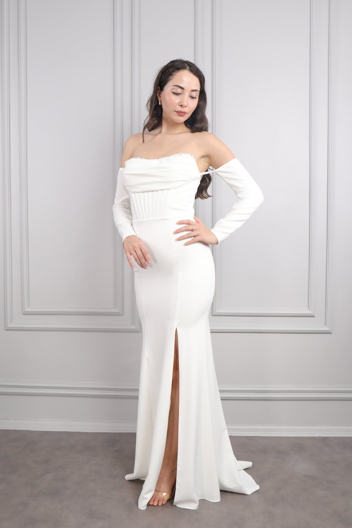 فستان سهرة سترابلس مطرز بالخرز باكمام متحركة وفتحة جانبية -ابيض