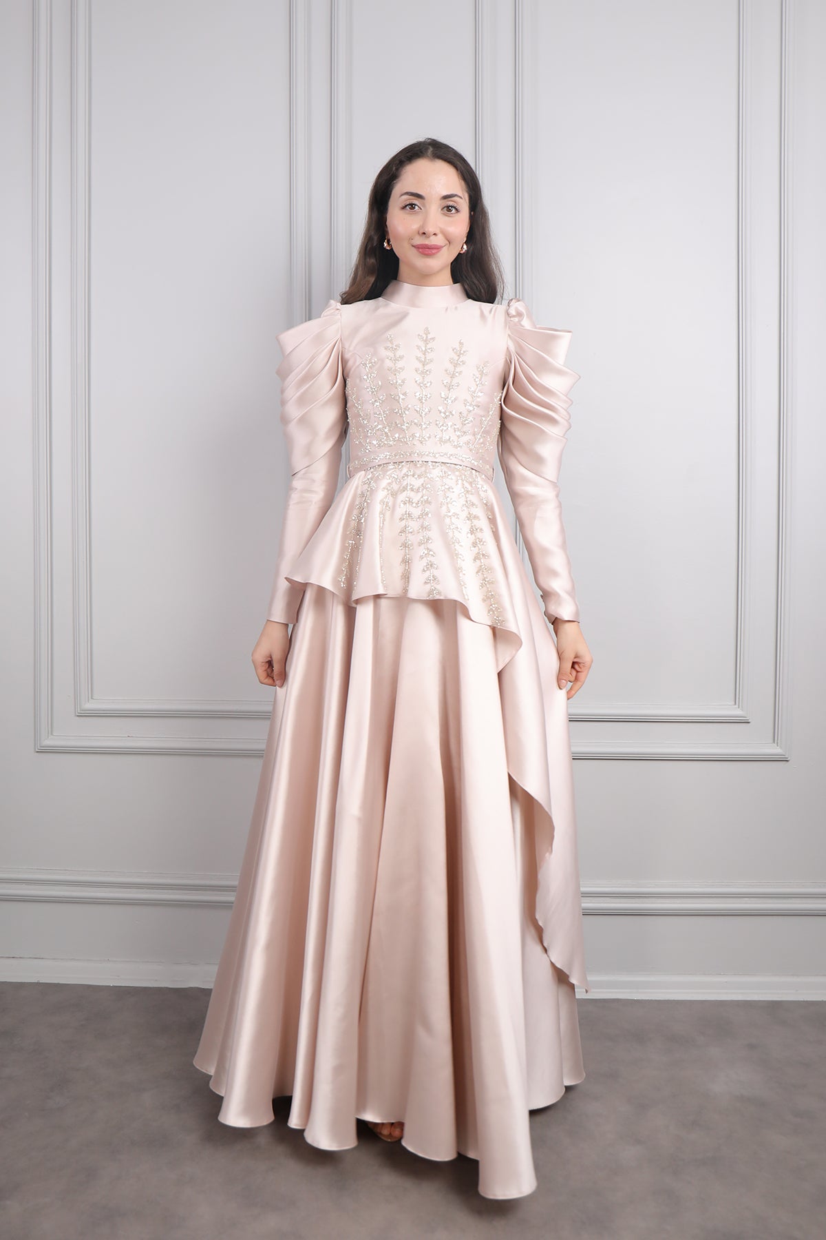 فستان سهرة خناقي بتطريزات خرزية وتفاصيل طبقات في الاكتاف -بمبي