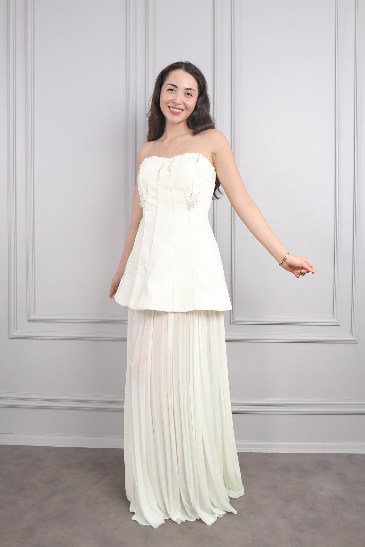 فستان سهرة سترابلس بتطريزات لؤلؤية وتنورة شيفون بتكسيرات -بيج