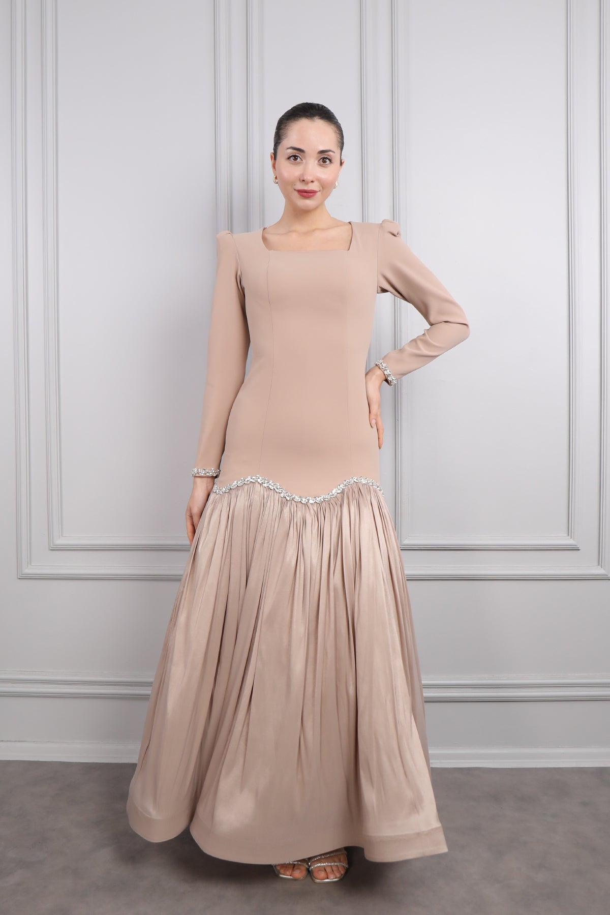 فستان سهرة بياقة مربعة وتطريزات كريستالية بتنورة منتفخة -بني