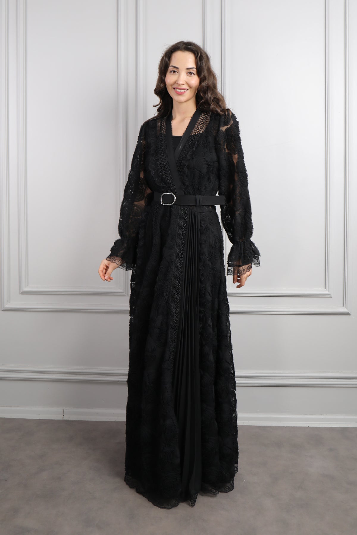 فستان بتفاصيل دانتيلية مزين بالورود وتفاصيل شفافة مقاس كبير -اسود