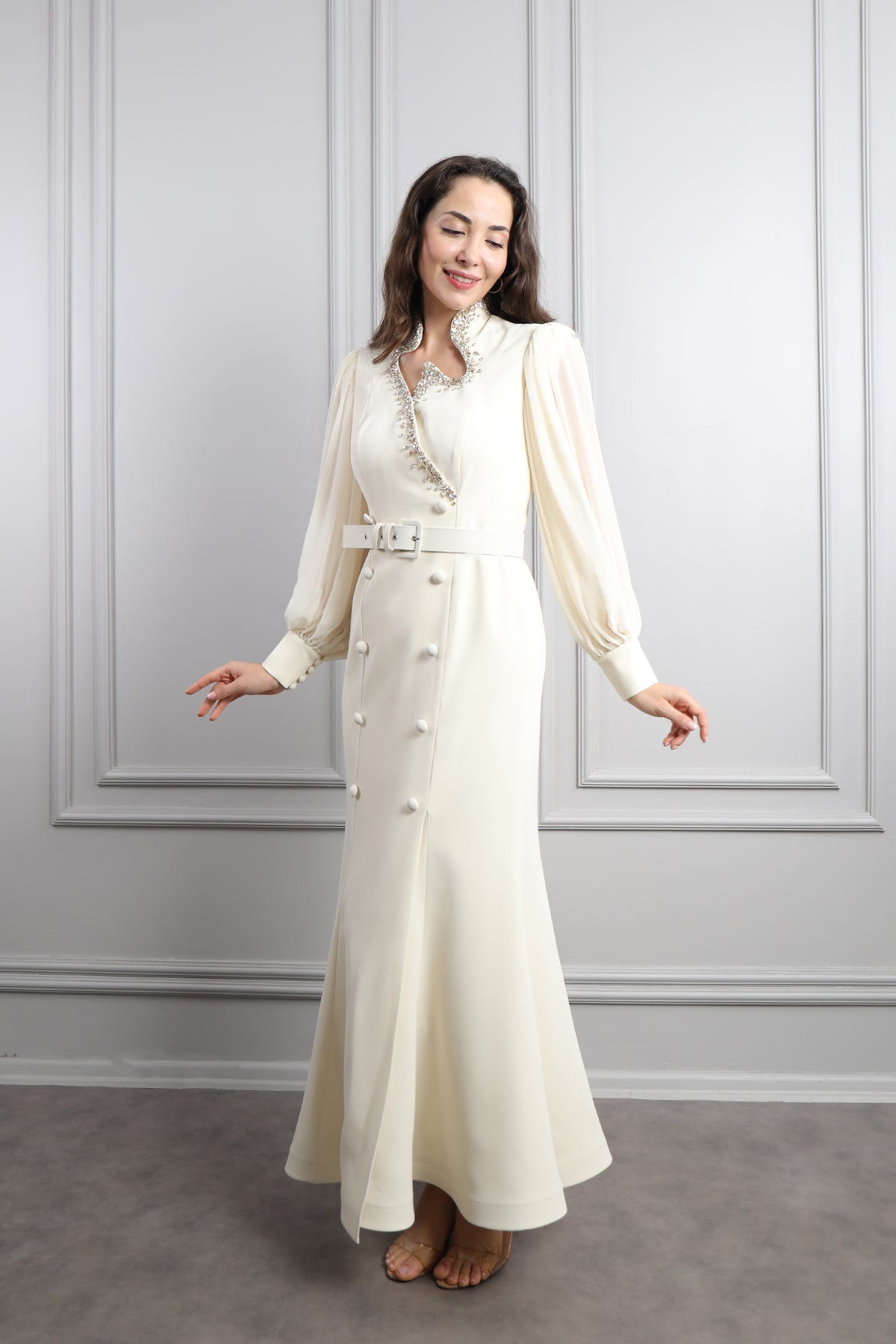 فستان بتفاصيل كريستالية واكمام واسعة وزينة ازرار -سكري