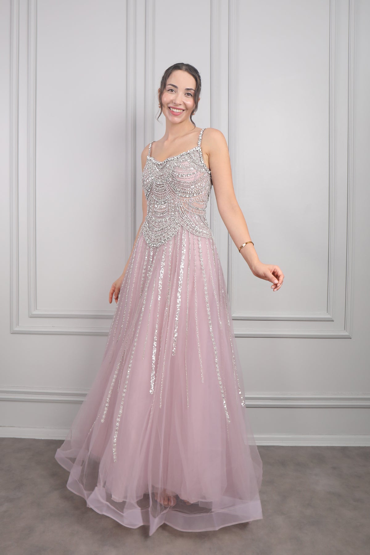 فستان سهرة بحمالات رفيعة وتطريزات كريستالية من "المجموعة الخاصة" -موفي