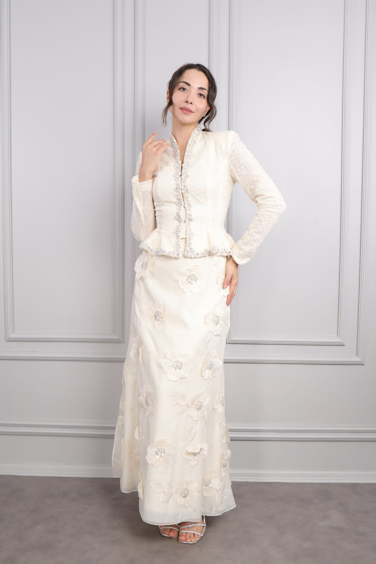 طقم تنورة مزينة بالورود وجاكيت مرصع بالكريستالات -بيج