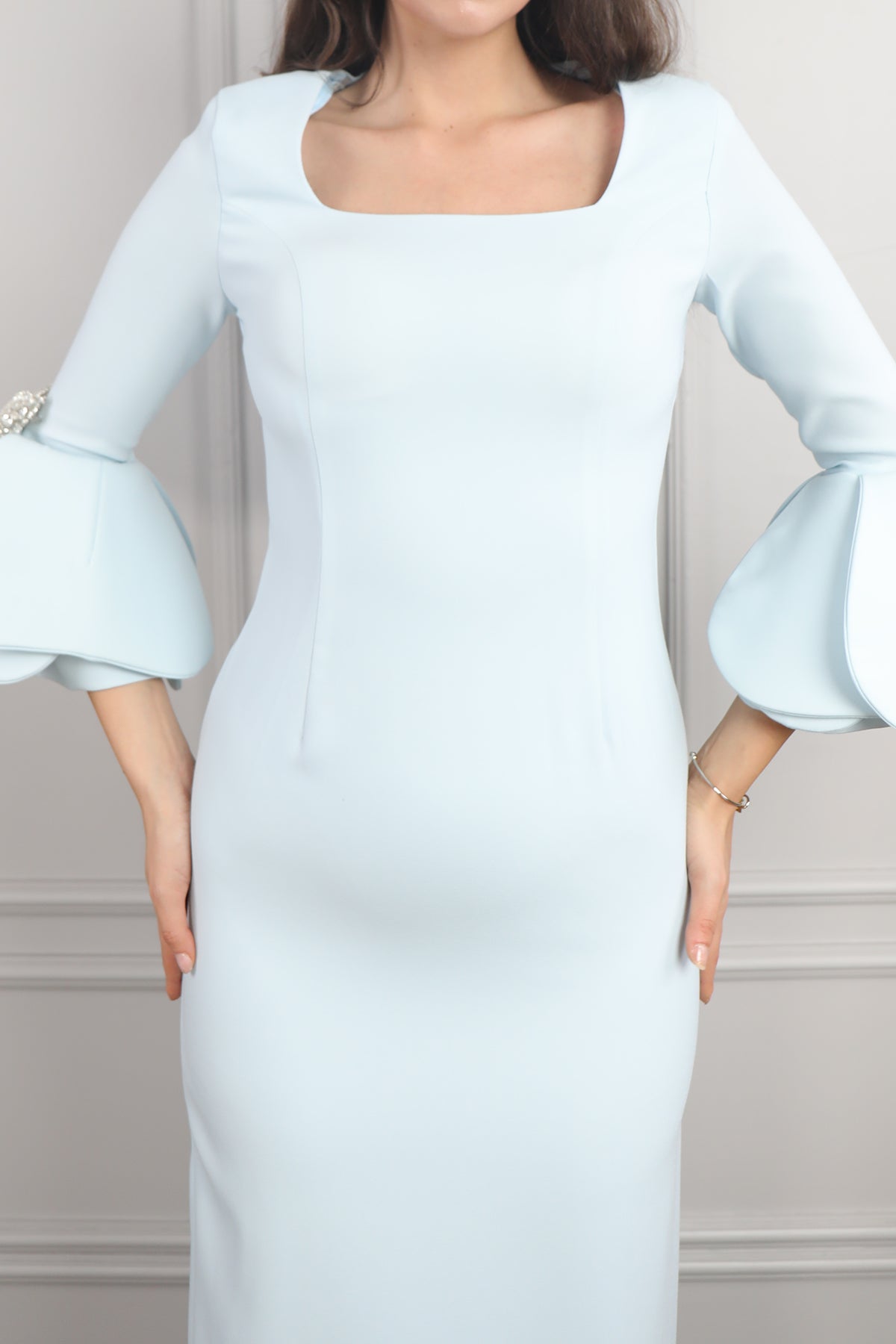 فستان سهرة بياقة مربعة واكمام منتفخة بفيونكة كريستالية -سماوي