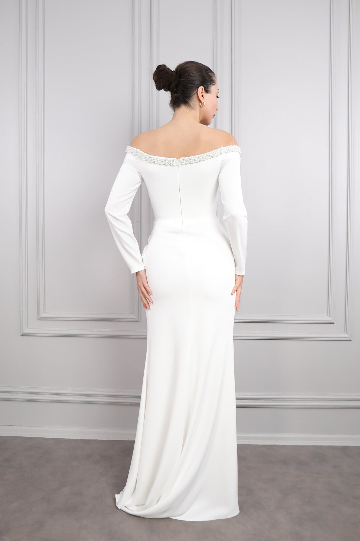 فستان سهرة مكشوف الاكتاف بتطريزات لؤلؤ بفتحة جانبية -ابيض