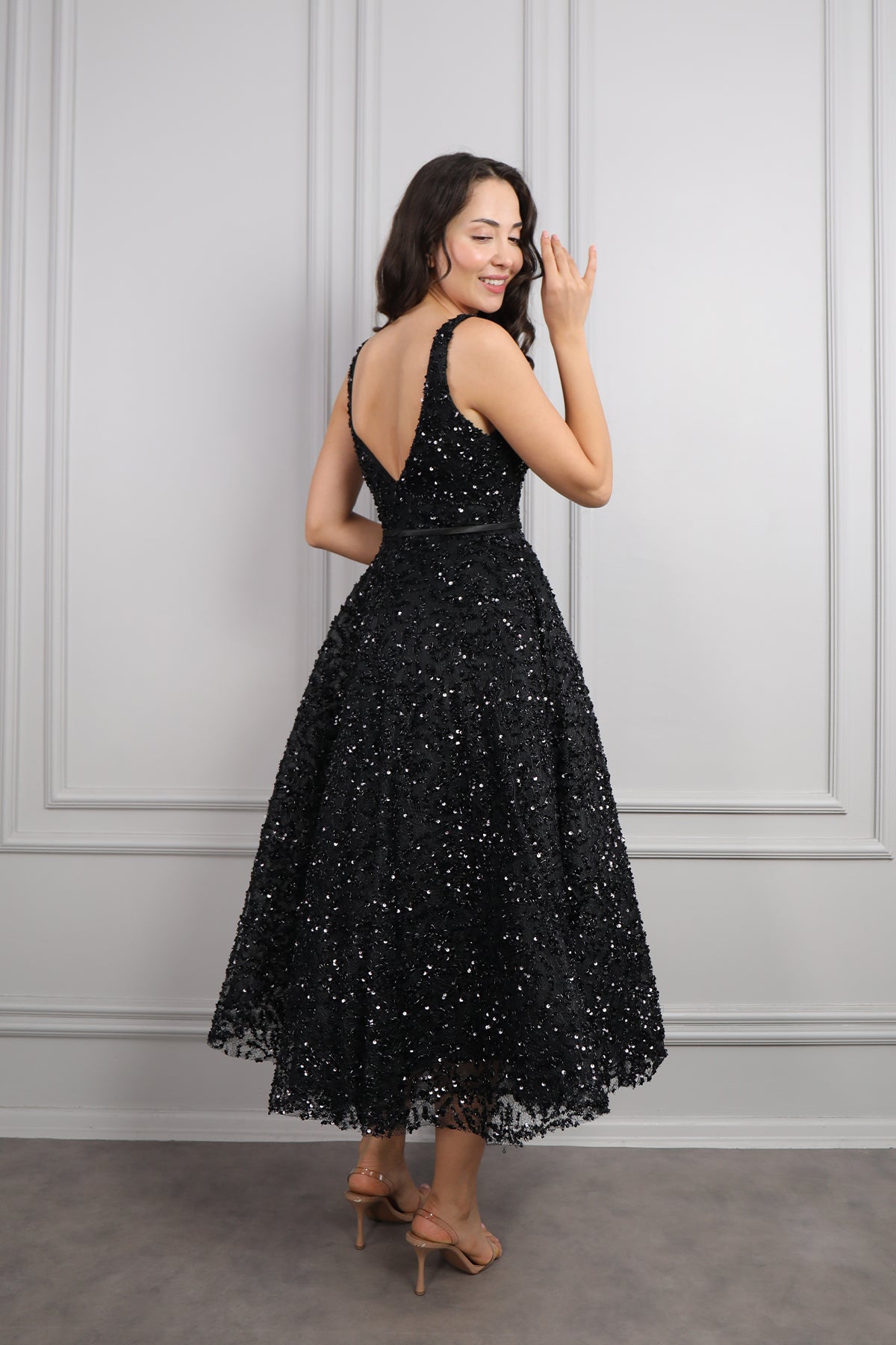 فستان سهرة بياقة مربعة مطرز بالكامل بالترتر -اسود