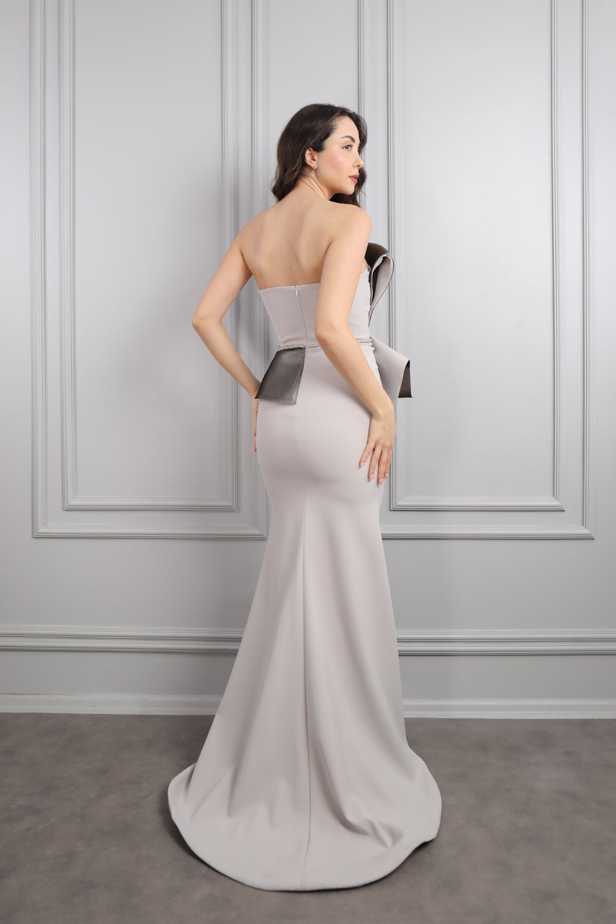 فستان سهرة سترابلس بتصميم فيونكة امامية وحزام لامع مقاس كبير- رمادي