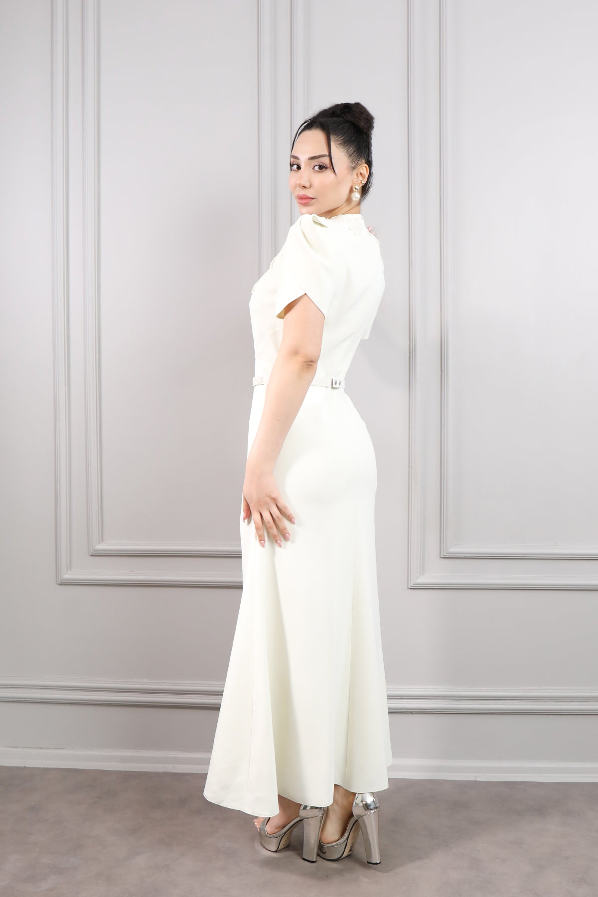 فستان ميدي بياقة مثلثة وحزام عالخصر بتطريزات خرزية -سكري