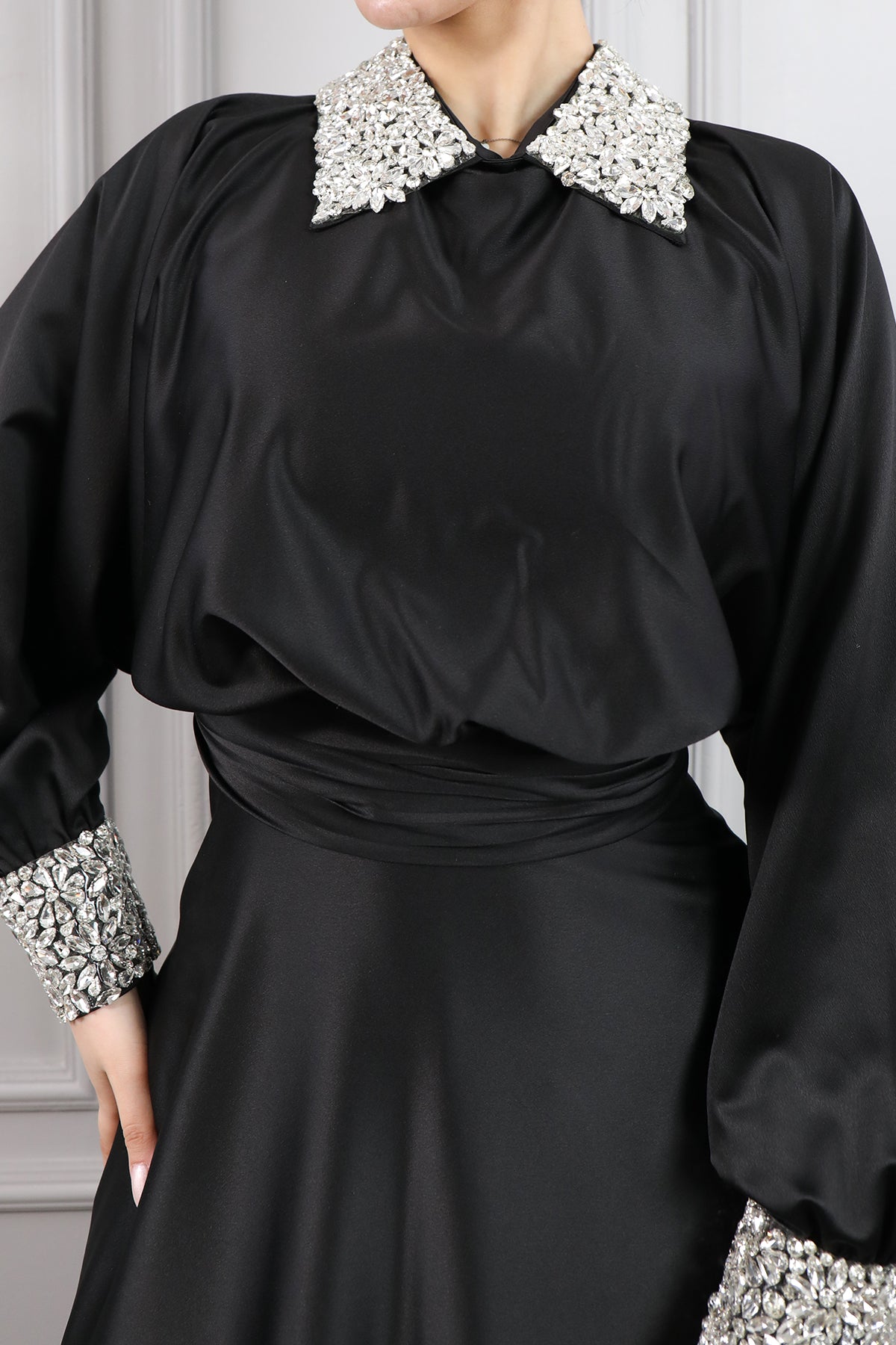 فستان سهرة ساتان مطرز بالكريستالات عالياقة والاكمام مقاس كبير -اسود