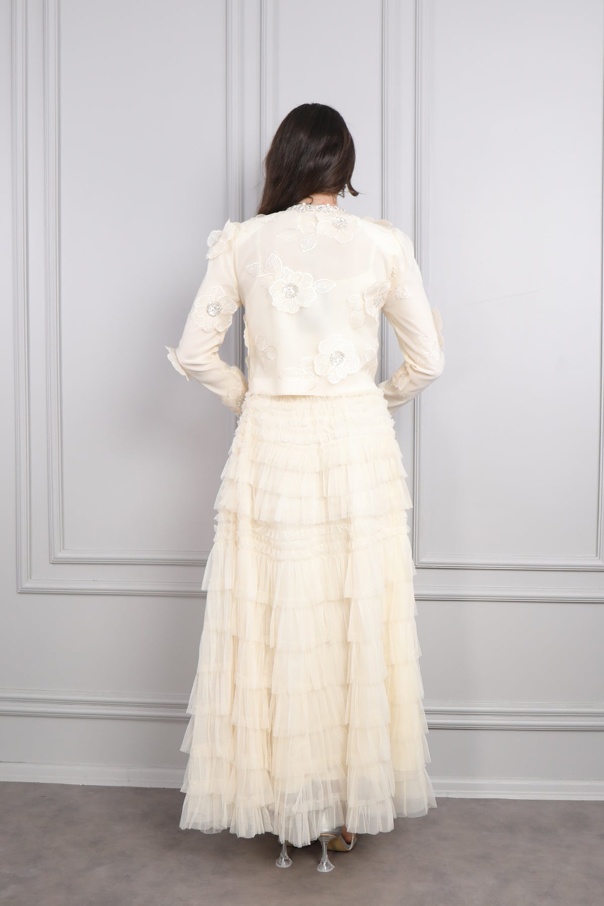 طقم تنورة وجاكيت مزين بالورود بتطريزات لؤلؤية -بيج