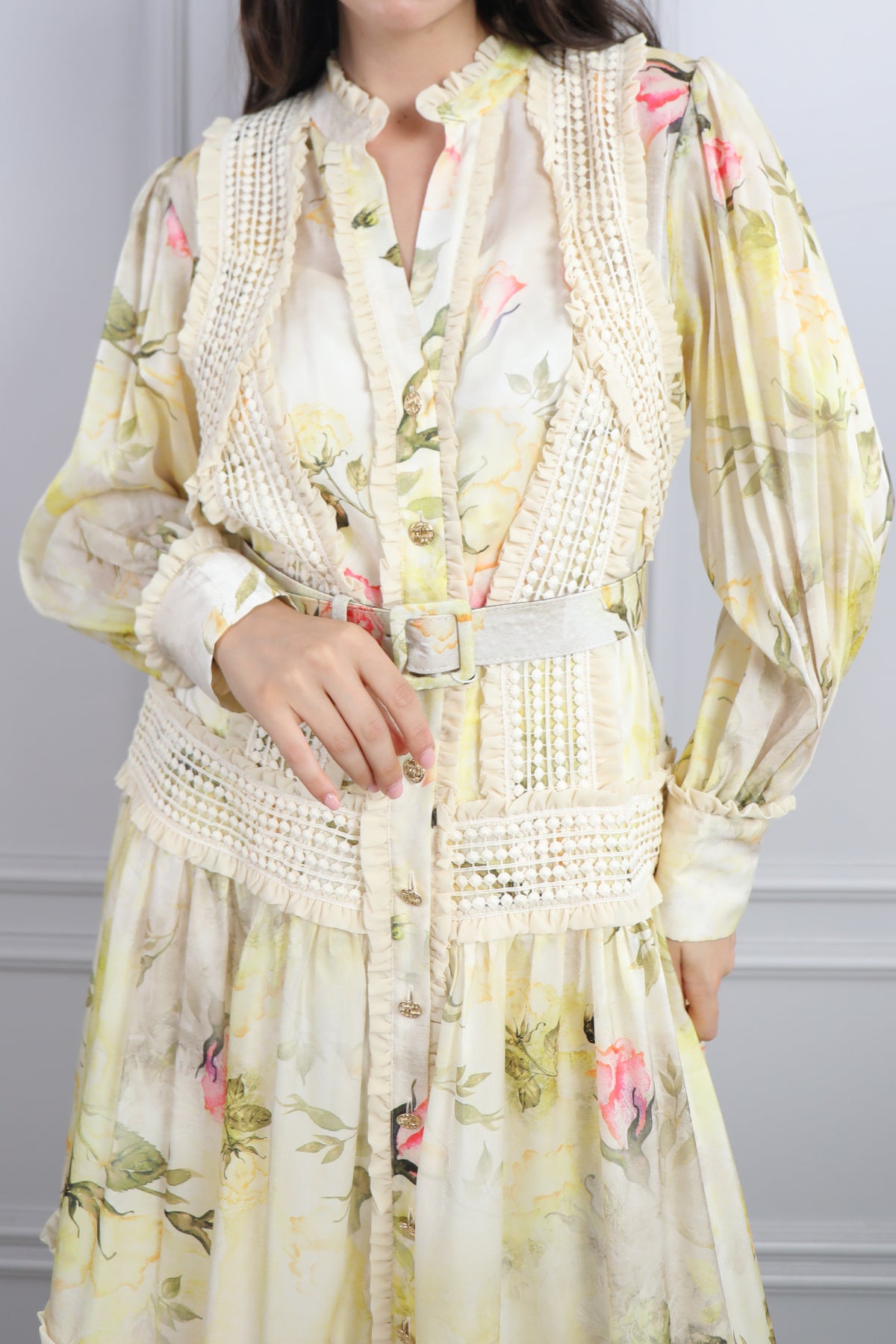 فستان مزين بالورود بتفاصيل دانتيل مع حزام عالخصر مقاس كبير -اصفر