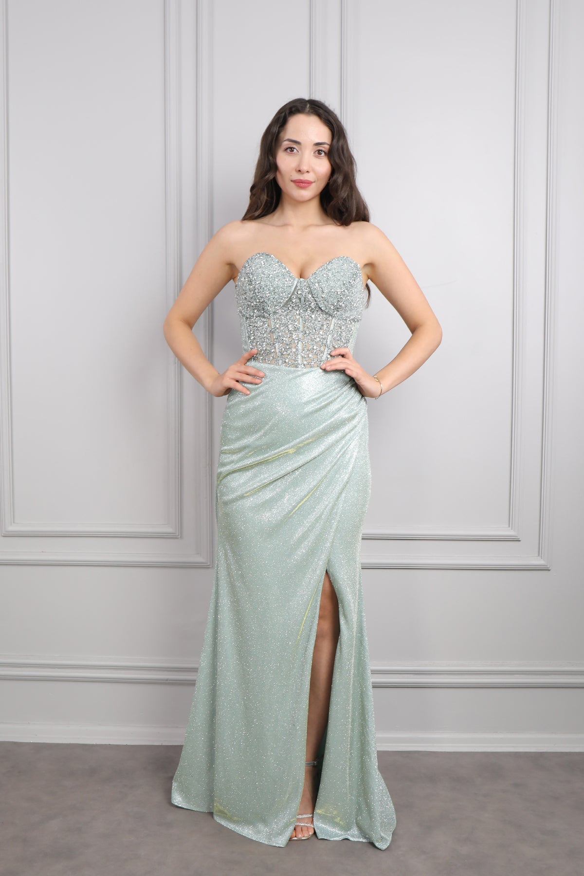 فستان سهرة لامع بتصميم كورسيه مطرز بالكريستالات -نعناعي