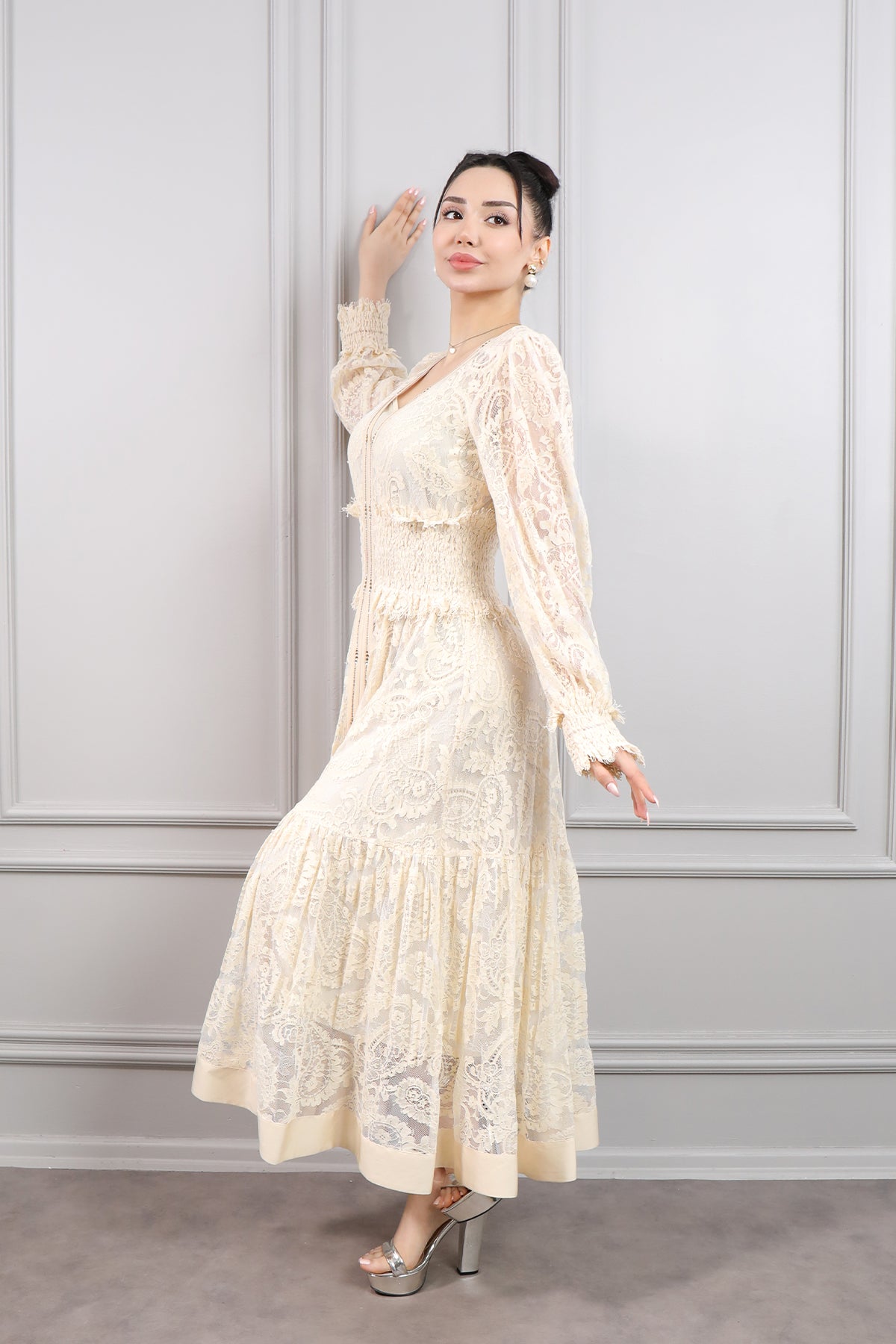 فستان ميدي بياقة مثلثة وتفاصيل فصوص -سكري