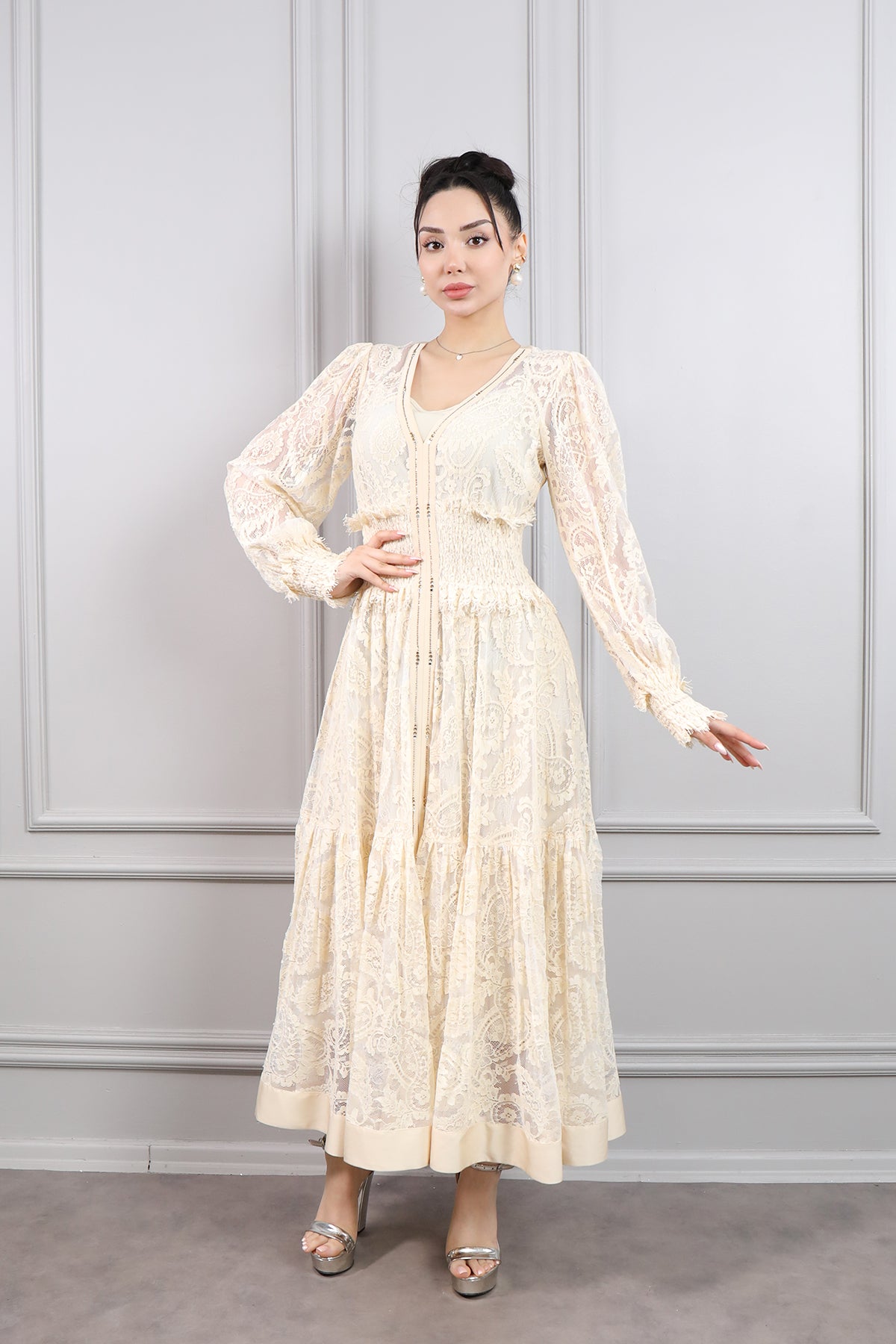 فستان ميدي بياقة مثلثة وتفاصيل فصوص -سكري