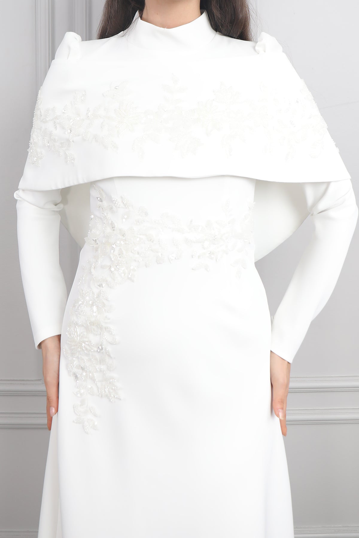 فستان سهرة للمحجبات بطبقة عالاكتاف وتطريزات خرزية -ابيض