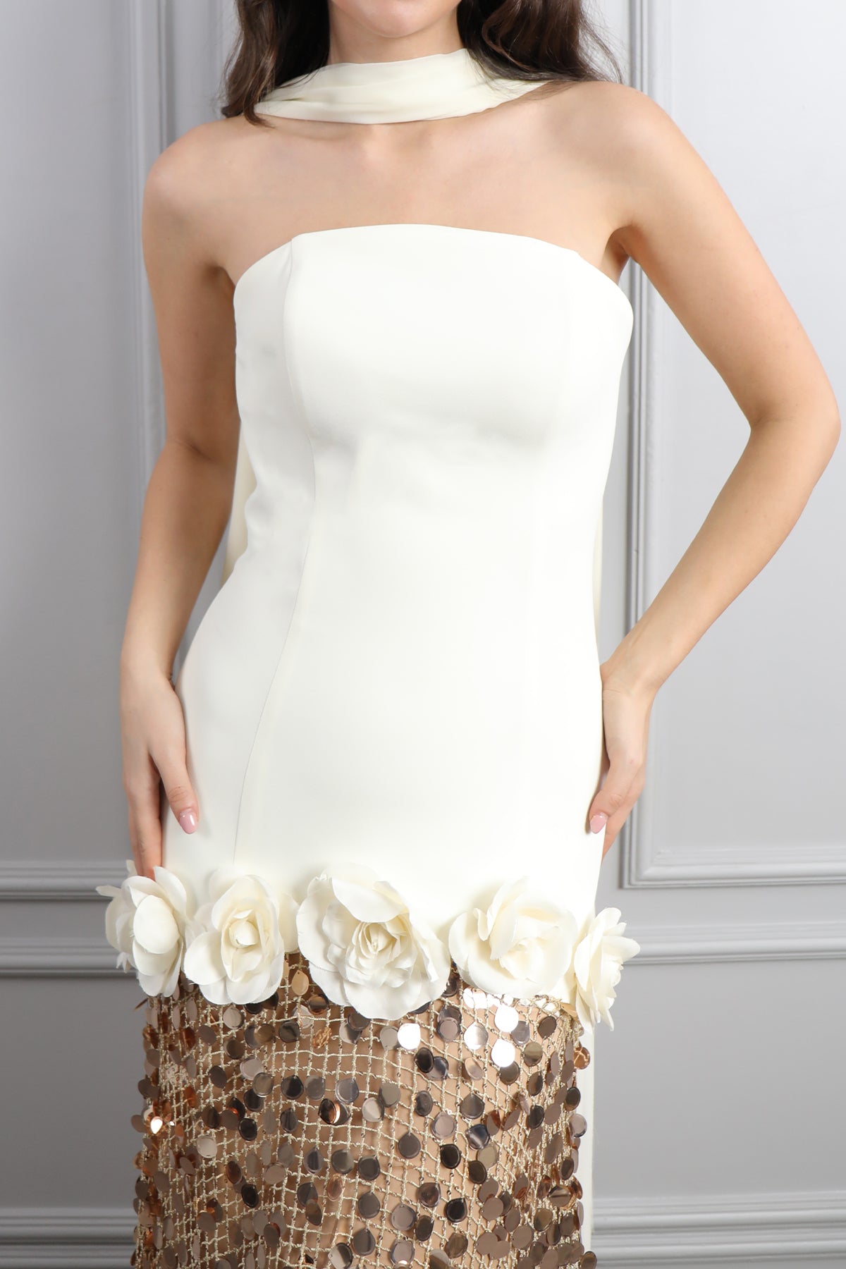 فستان سهرة سترابلس بزينة ورود وترتر مع شال -سكري وذهبي