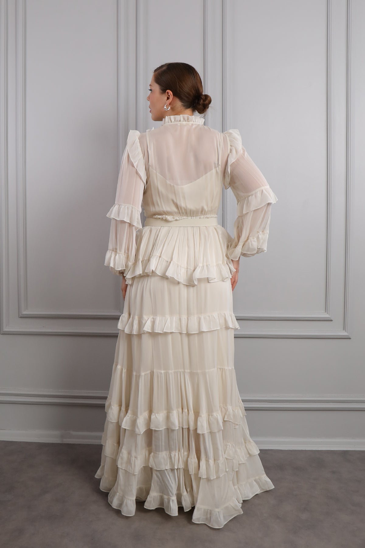 فستان شيفون بياقة تنربط بتفاصيل زهور وحزام على الخصر مقاس كبير -بيج