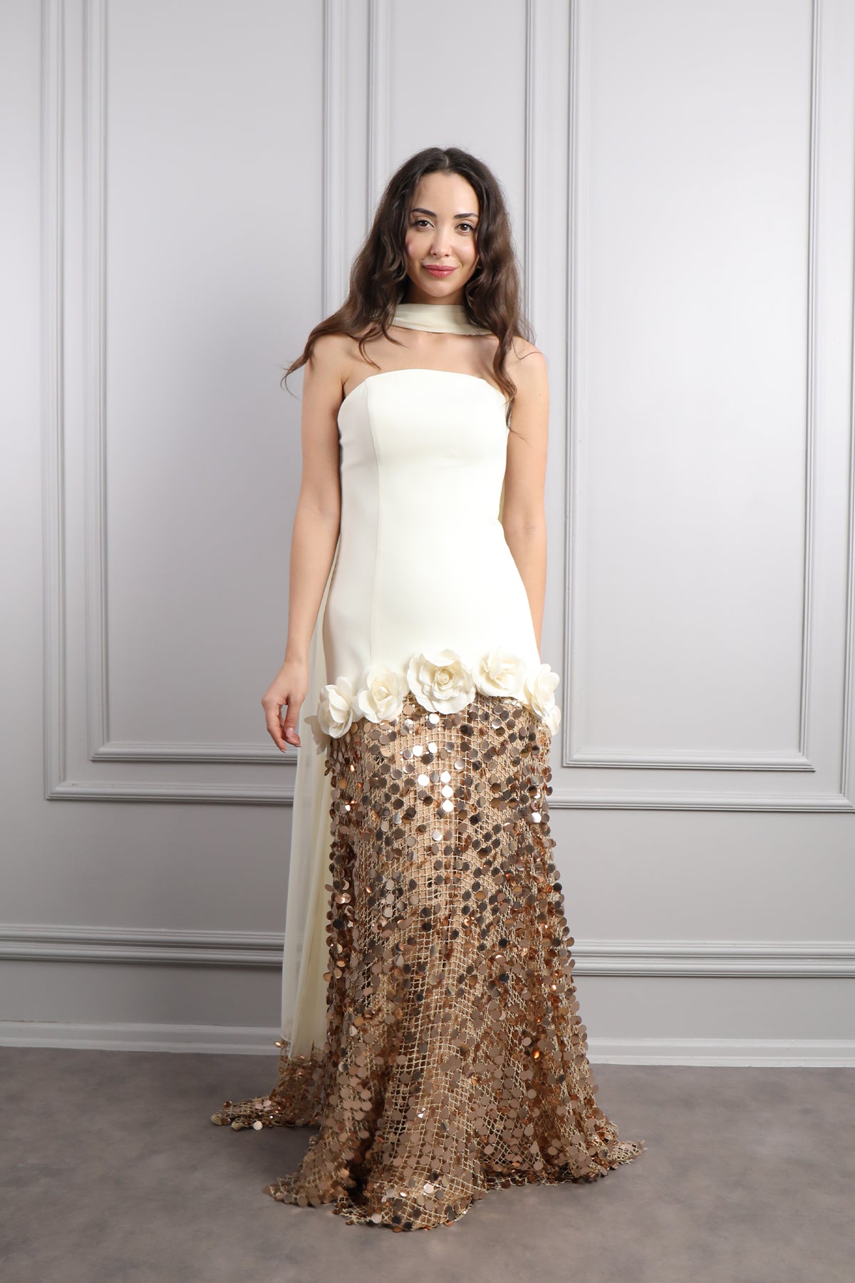 فستان سهرة سترابلس بزينة ورود وترتر مع شال -سكري وذهبي