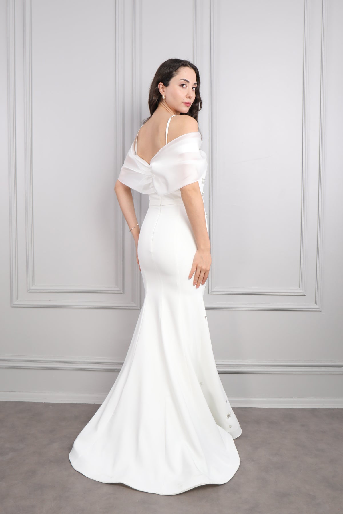 فستان سهرة بحمالات رفيعة باكتاف مكشوفة بتطريزات كريستالية -ابيض