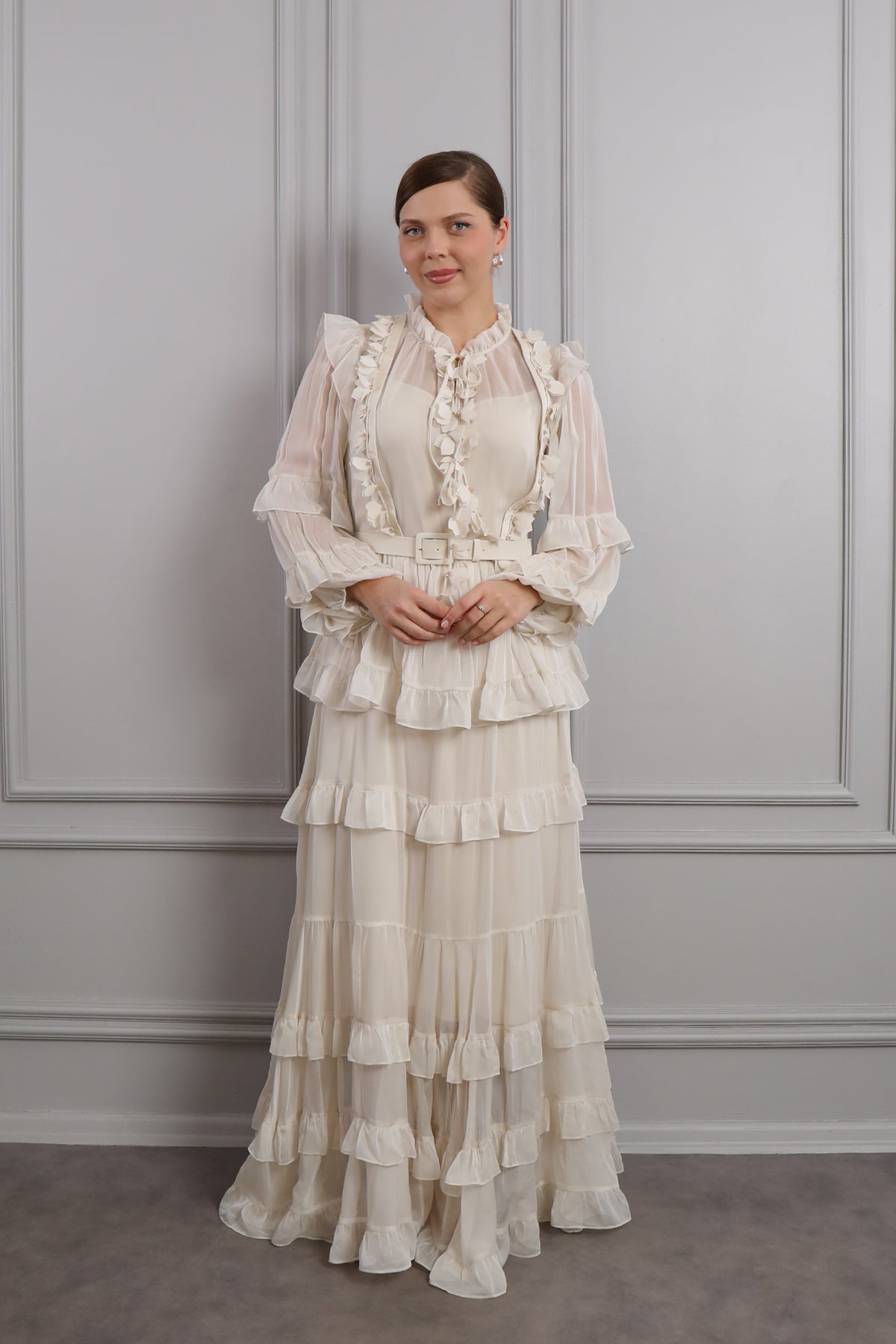 فستان شيفون بياقة تنربط بتفاصيل زهور وحزام على الخصر مقاس كبير -بيج