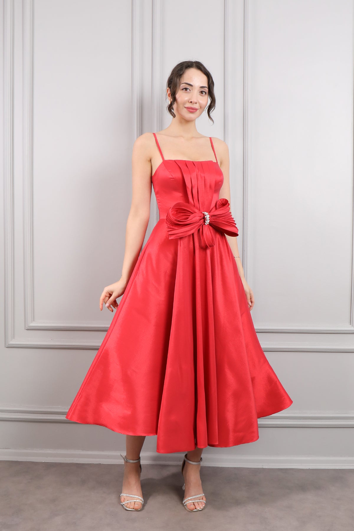 فستان سهرة ميدي بحمالات رفيعة وفيونكة عالخصر -احمر