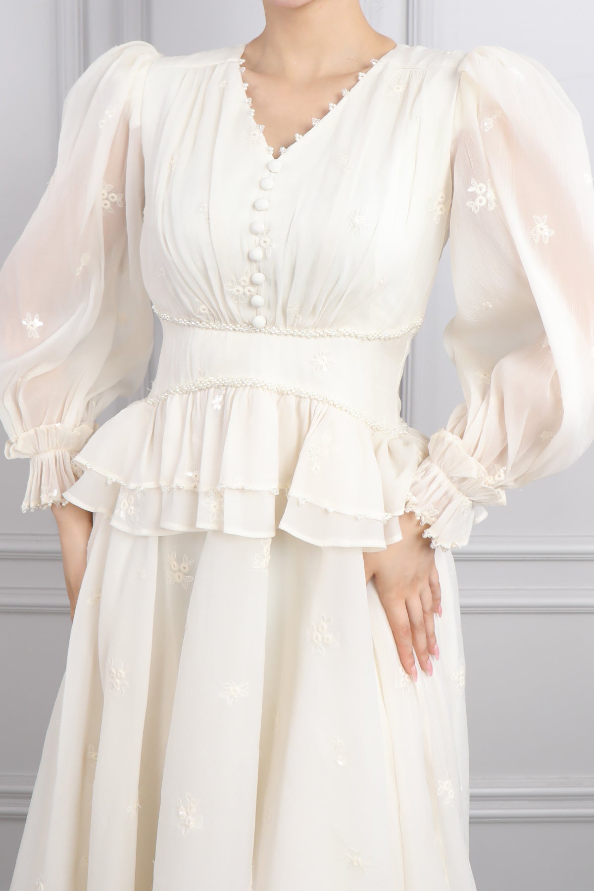 فستان شيفون باكمام منفوخة وتطريزاات لؤلؤية -بيج