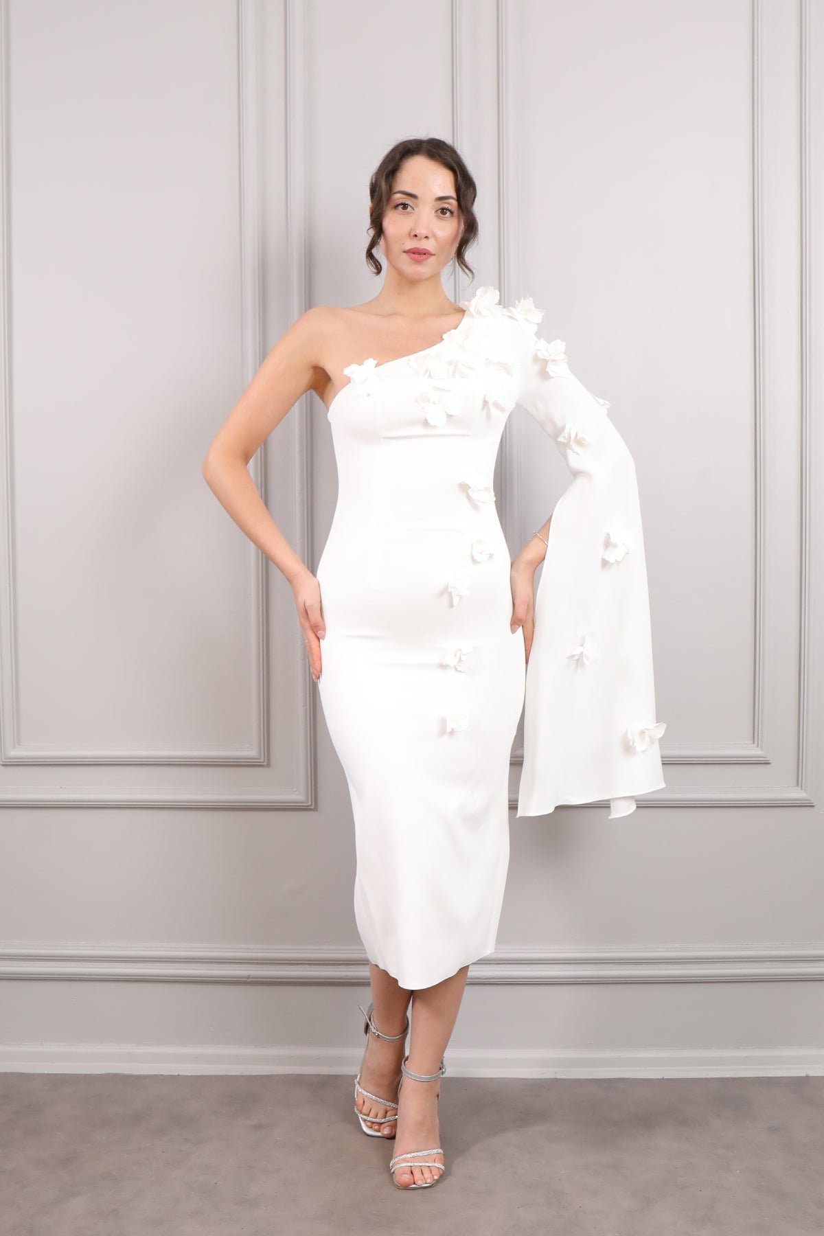 فستان ميدي بكتف واحد مزين بالورود - ابيض