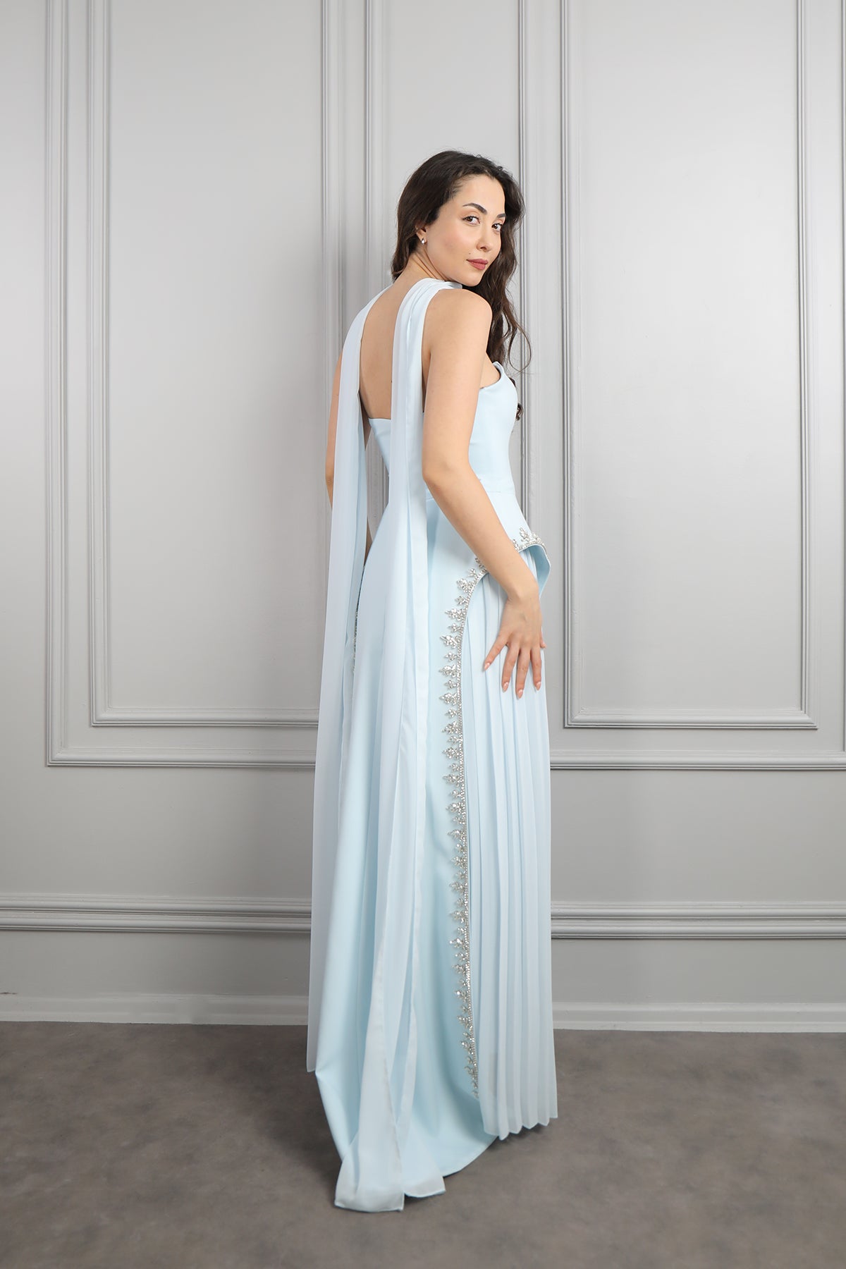 فستان سهرة سترابلس مزين بالكريستالات عالجانبين وتفصيل شال -سماوي