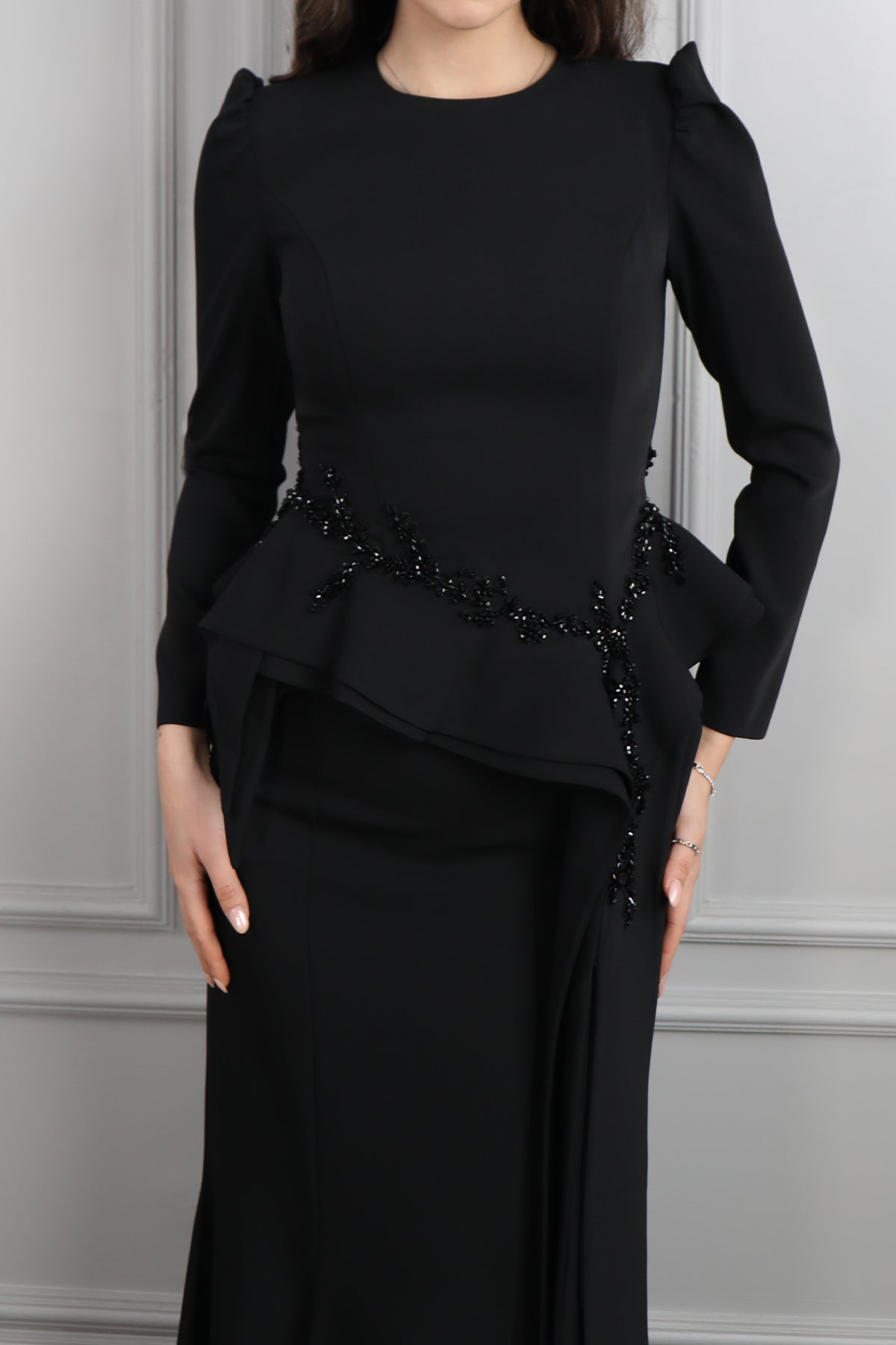 طقم تنورة وتوب مزين بالخرز بتفصيل ذيل من الخصر -اسود