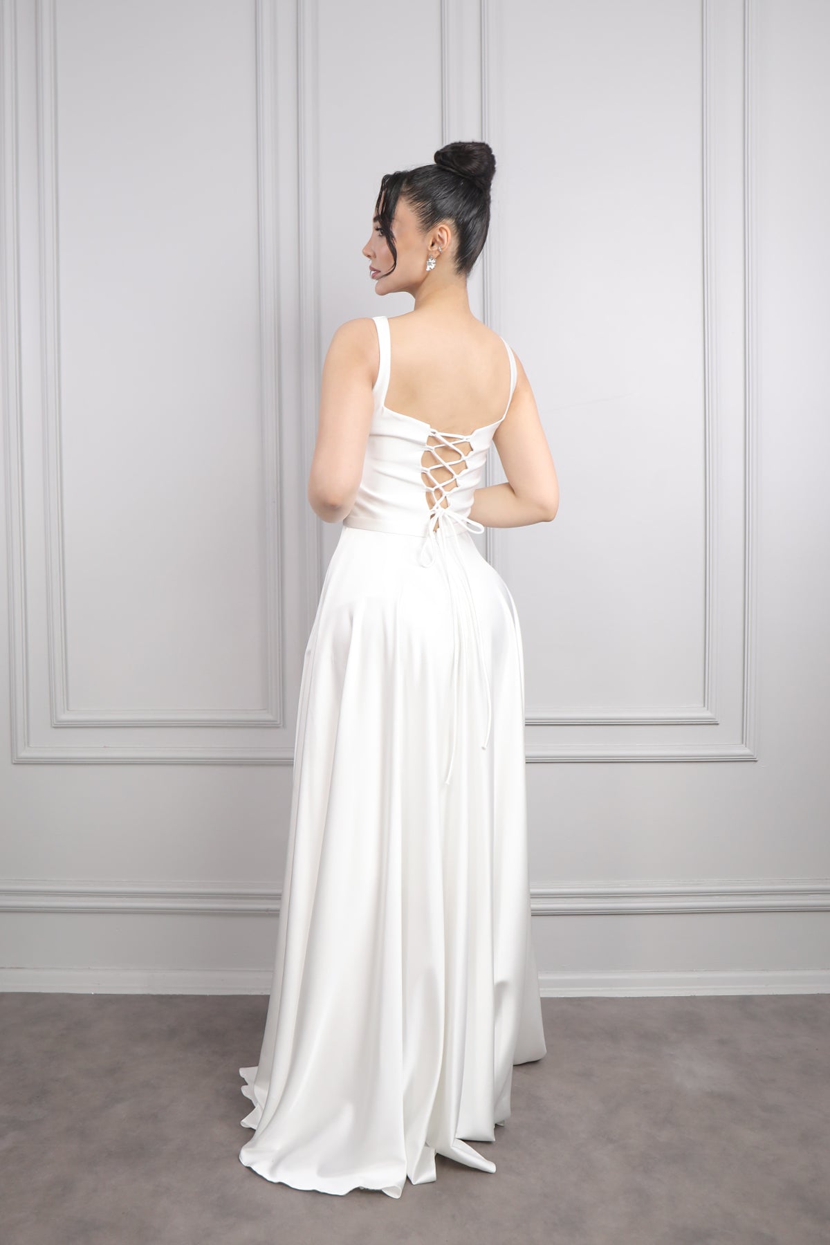 فستان سهرة ساتان بياقة مربعة وتفاصيل حبل ربط في الخلف -ابيض