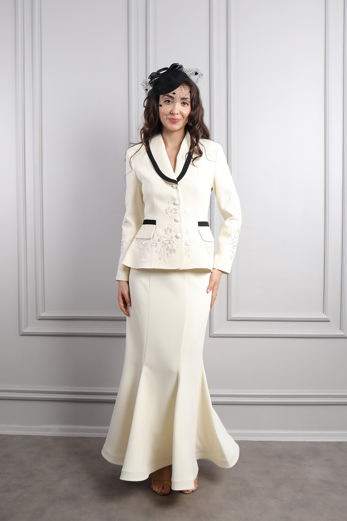 طقم تنورة وجاكيت بتطريزات ورود مع اكسسوار للشعر -سكري