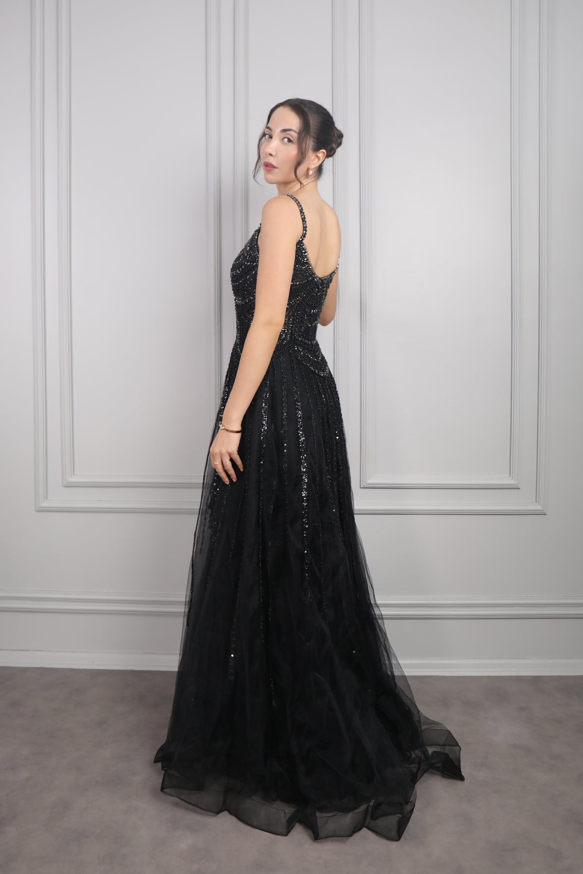 فستان سهرة بحمالات رفيعة وتطريزات كريستالية من "المجموعة الخاصة" -اسود