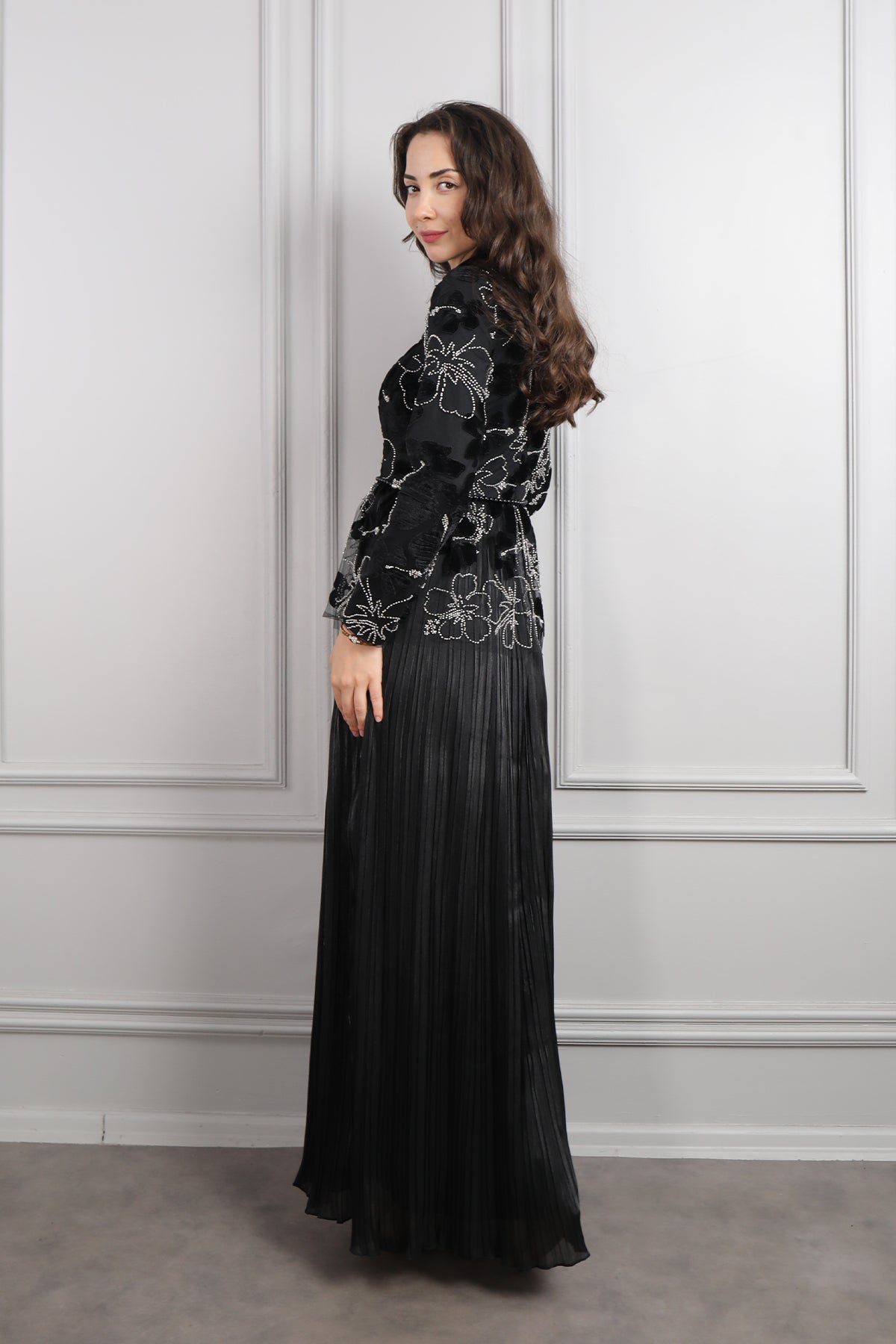 فستان سهرة ساتر مطرز بورود بتنورة تكسيرات -اسود