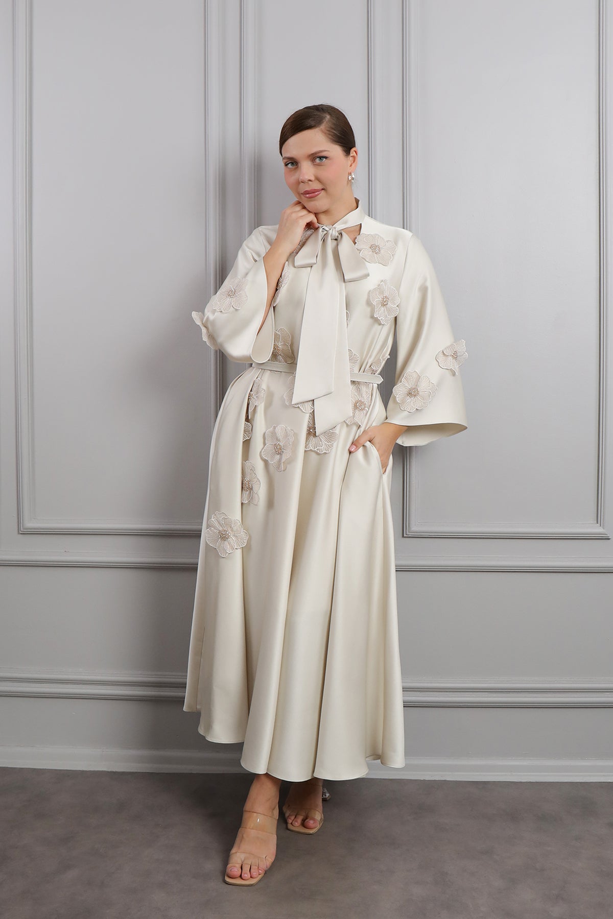 فستان بياقة تنربط مزين بالزهور مع حزام عالخصر مقاس كبير -بيج