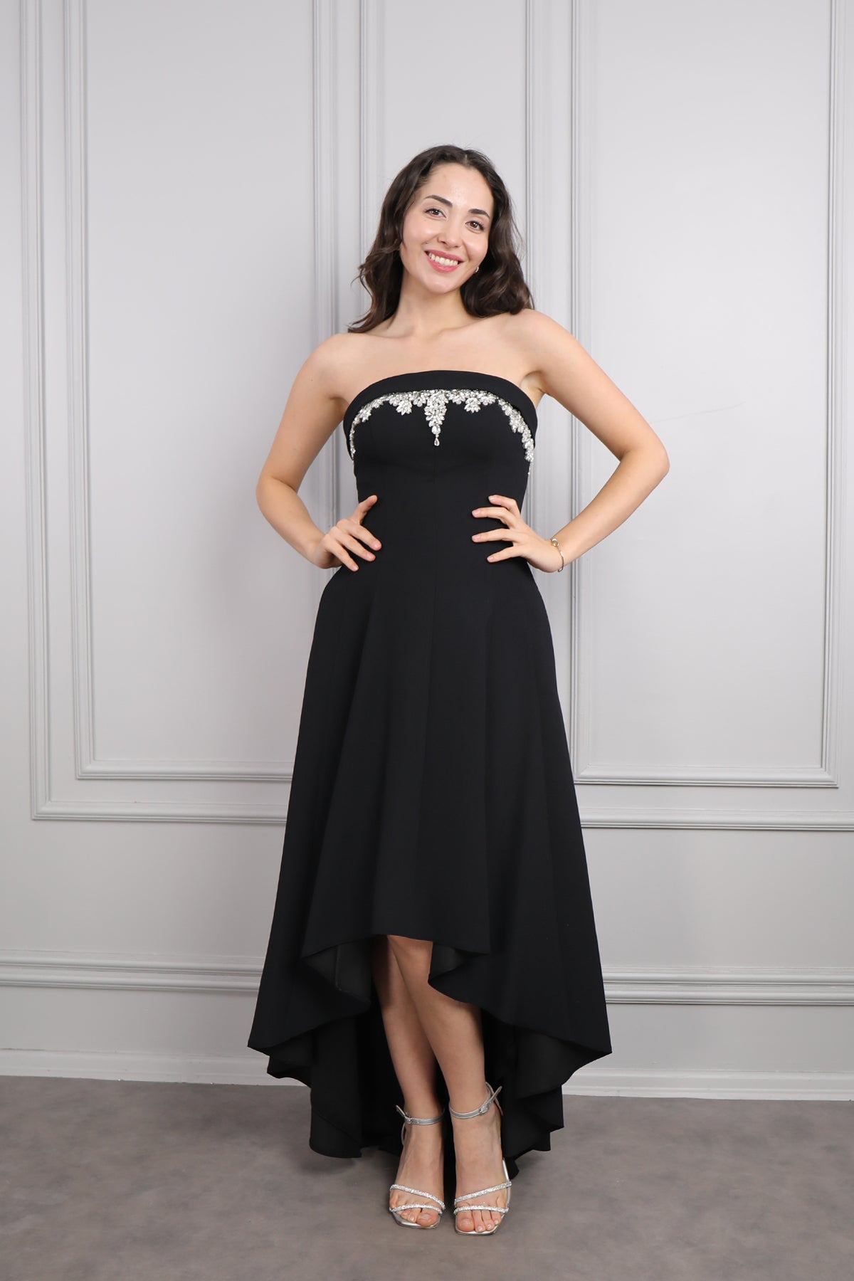 فستان سهرة سترابلس بتطريزات كريستالية -اسود