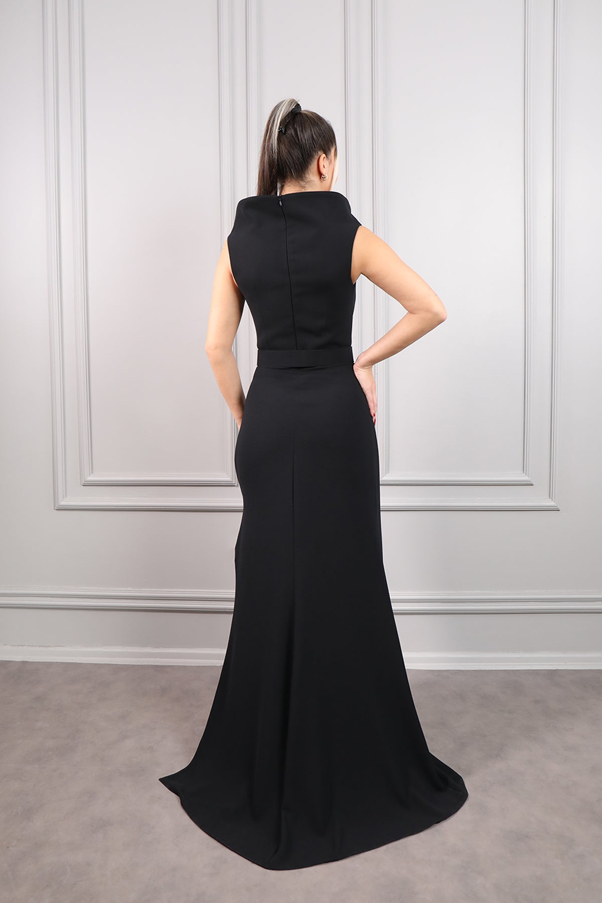 فستان سهرة بفتحة ياقة على شكل مثلث وحزام مزين بالكريستال بفتحة جانبية -اسود