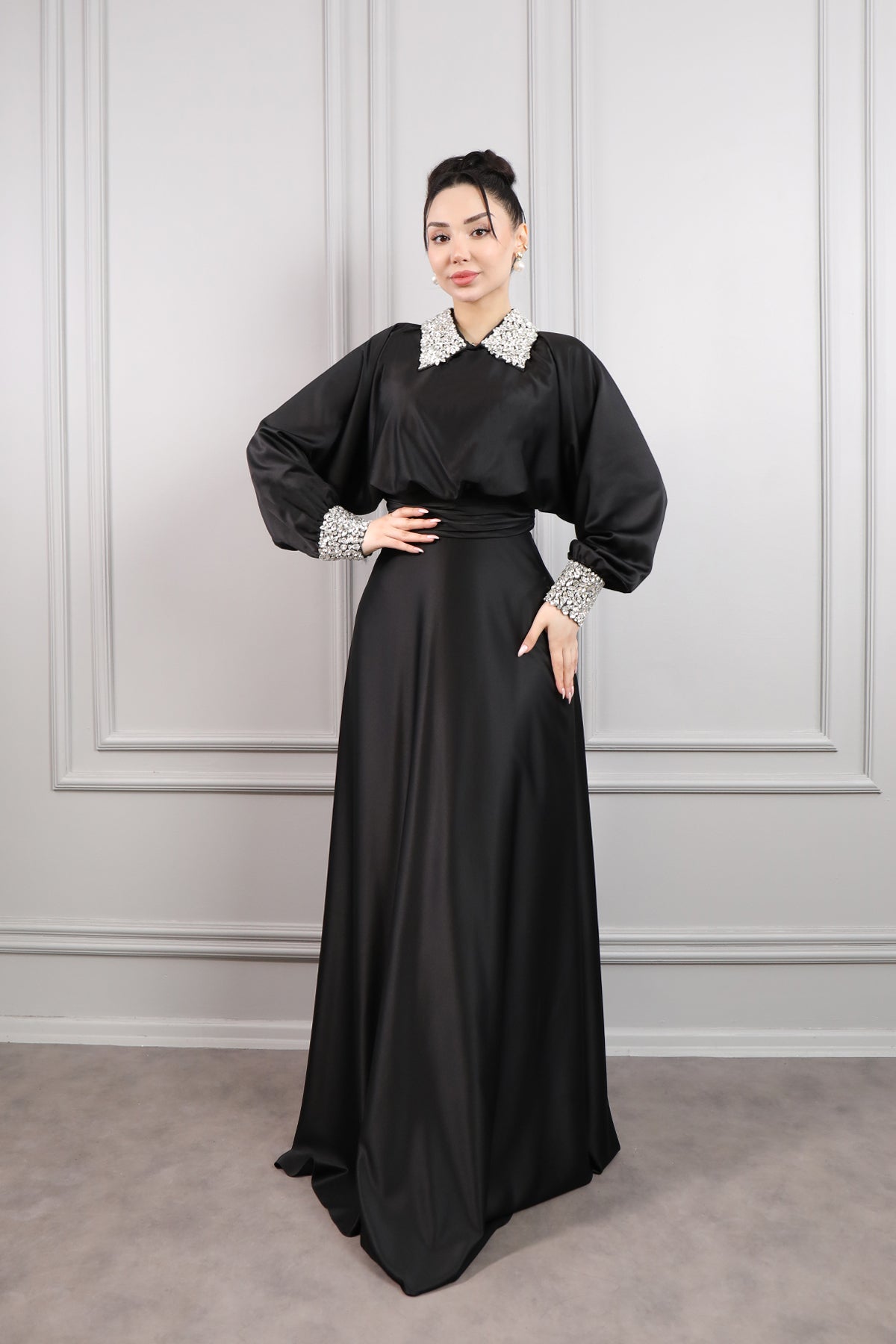فستان سهرة ساتان مطرز بالكريستالات عالياقة والاكمام مقاس كبير -اسود