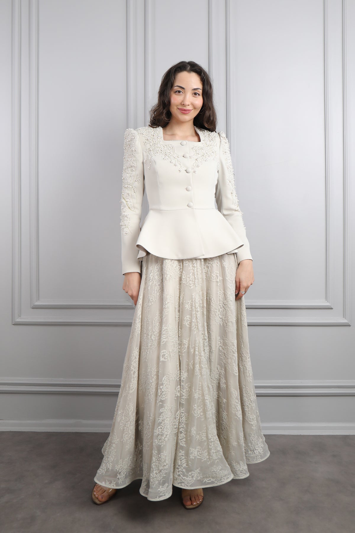 طقم فستان دانتيل وجاكيت مزين باللؤلؤ -بيج