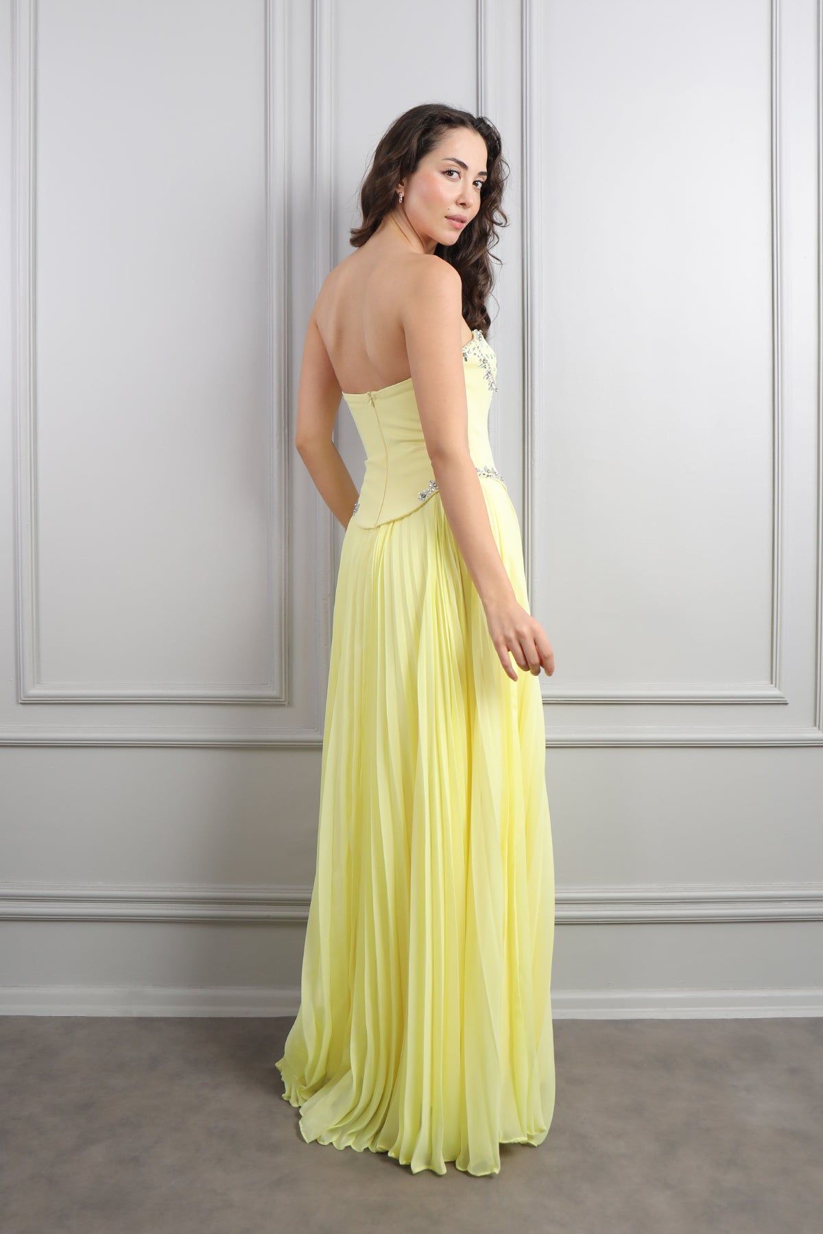 فستان سهرة سترابلس مطرز بالكريستالات بتنورة بتكسيرات -اصفر