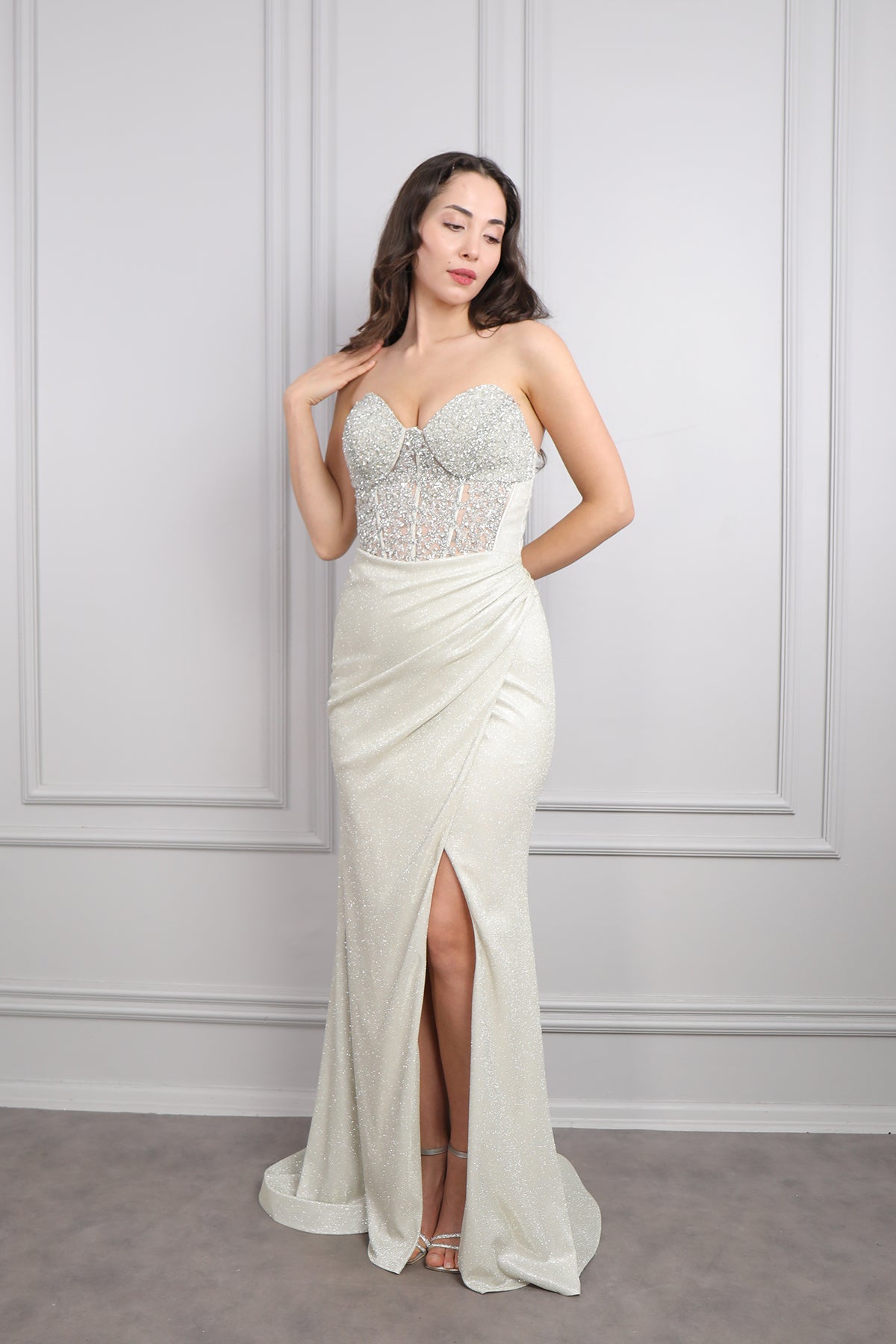 فستان سهرة لامع بتصميم كورسيه مطرز بالكريستالات -ذهبي