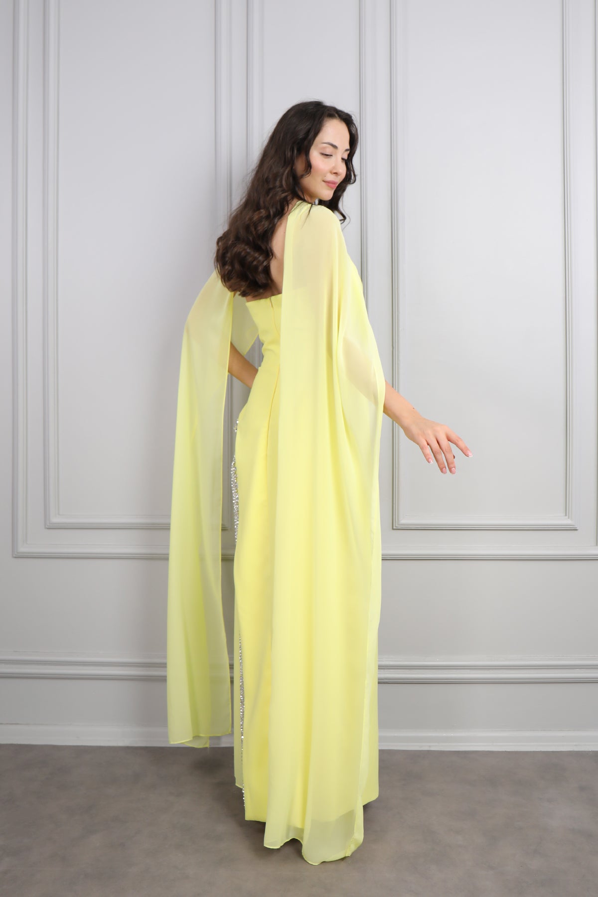 فستان سهرة سترابلس بتطريزات كريستالية و وشاح في العنق -اصفر