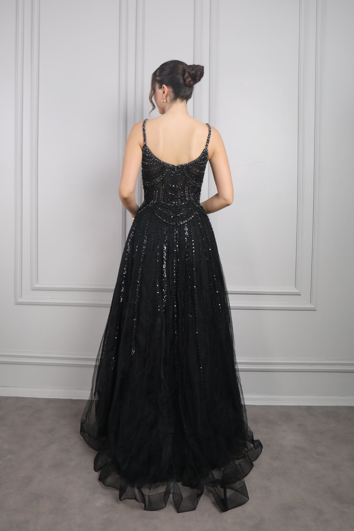 فستان سهرة بحمالات رفيعة وتطريزات كريستالية من "المجموعة الخاصة" -اسود