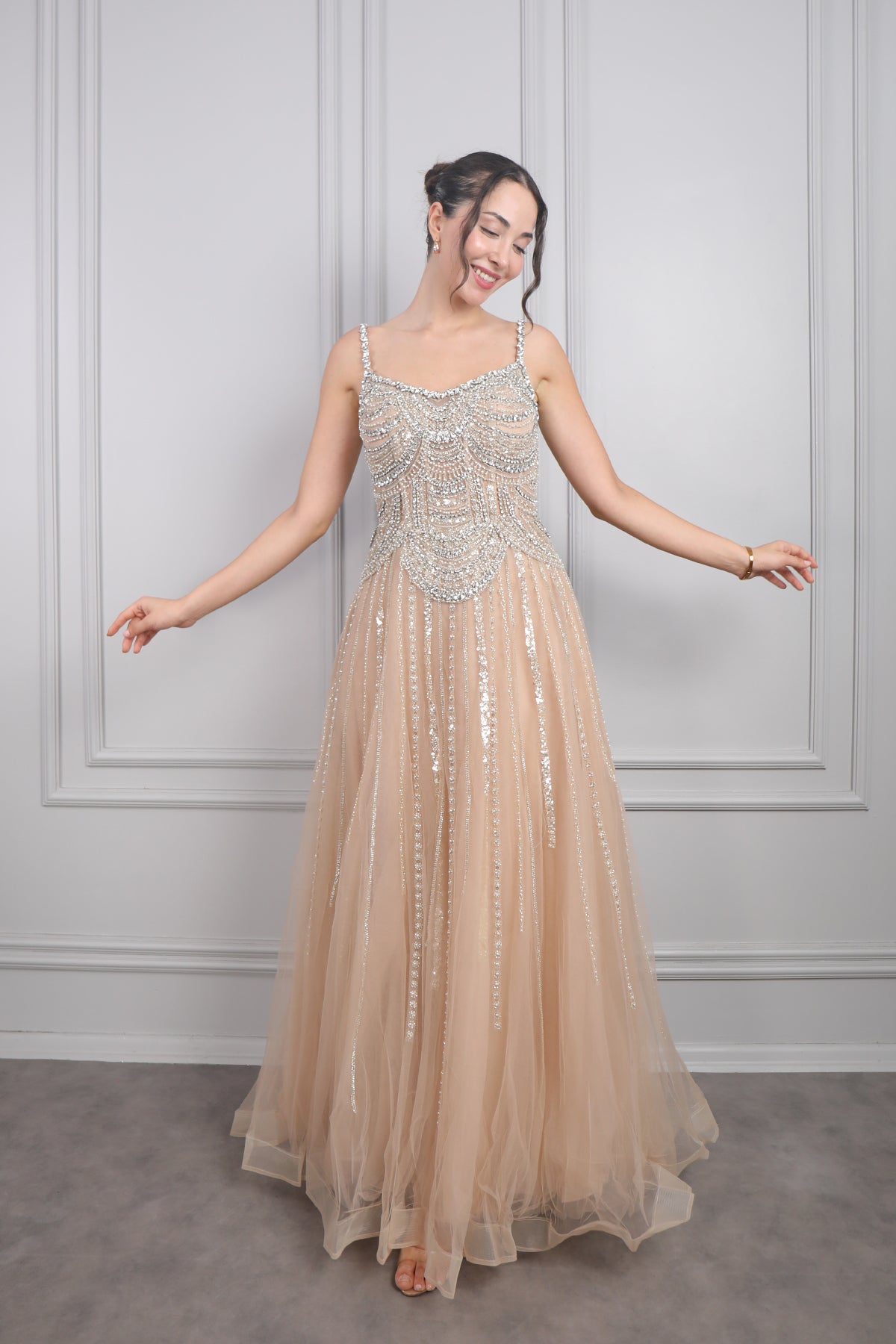 فستان سهرة بحمالات رفيعة وتطريزات كريستالية من "المجموعة الخاصة" -بيج