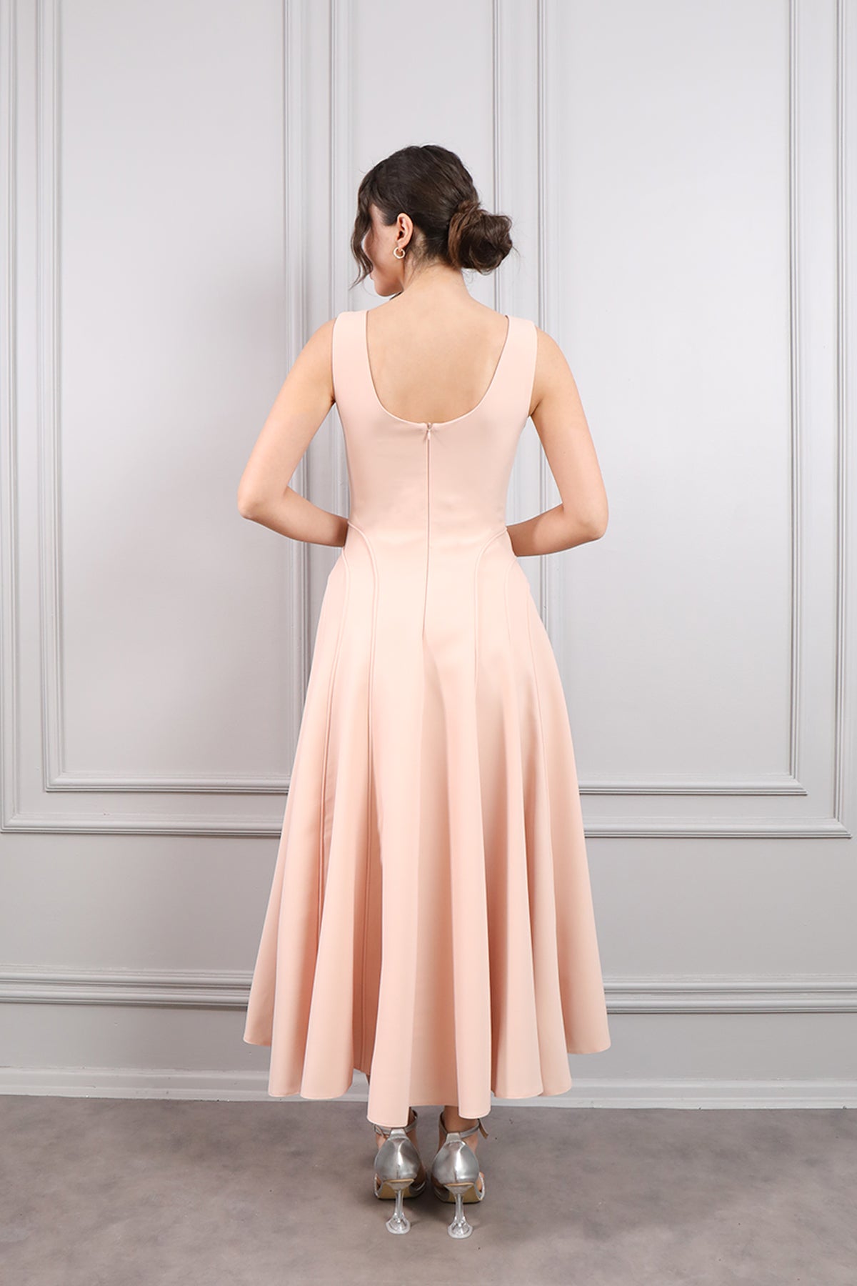 فستان سهرة ميدي بياقة مربعة وتطريزات لؤلؤ -بمبي