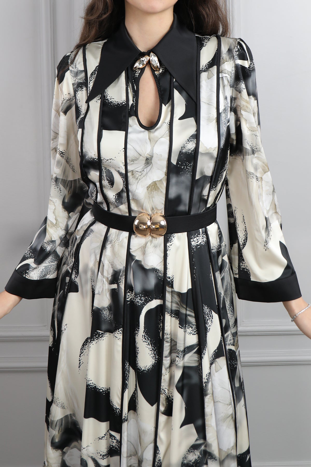 فستان ساتان منقش بورود مع حزام عالخصر مقاس كبير -اسود