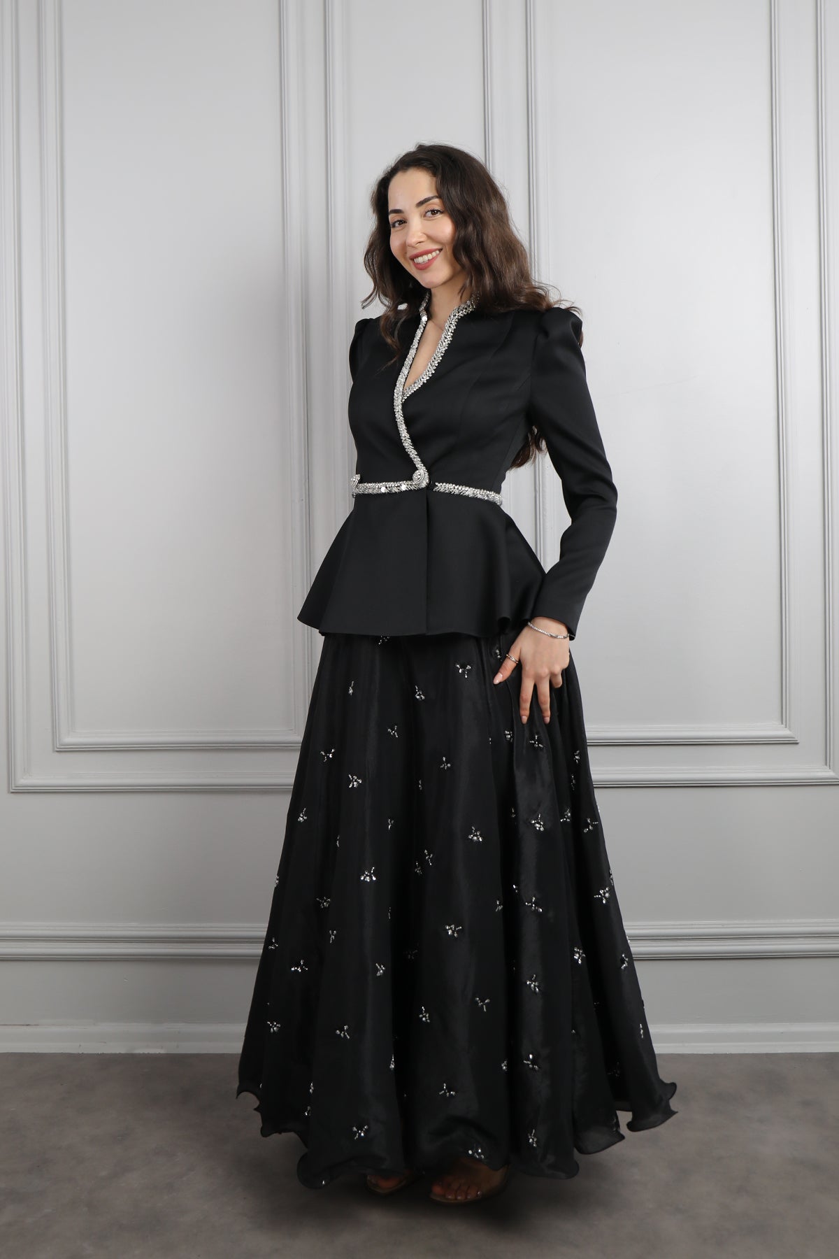 طقم تنورة مزين بتطريزات مع جاكيت مطرز بالفصوص -اسود